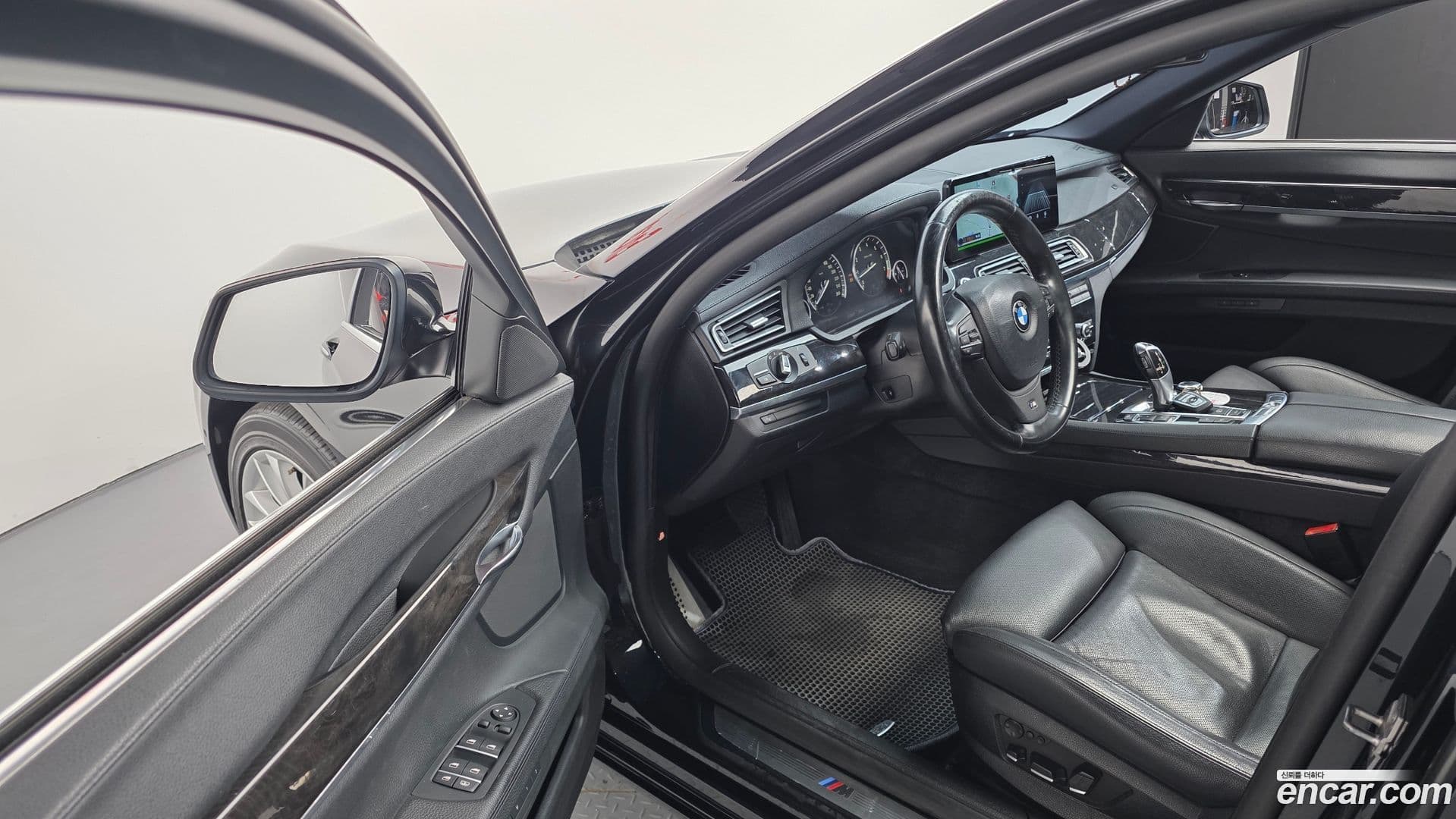 Main__Slider__Photo:7-Series BMW 2011.1-12