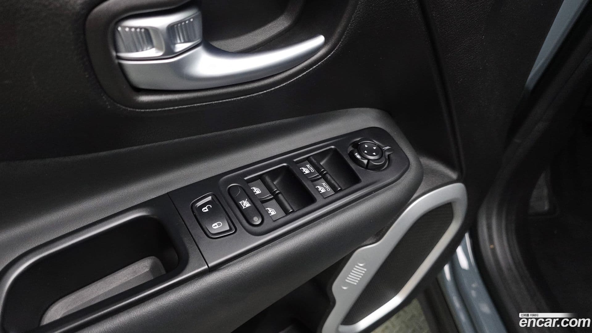 Main__Slider__Photo:Renegade Jeep 2018.10-17