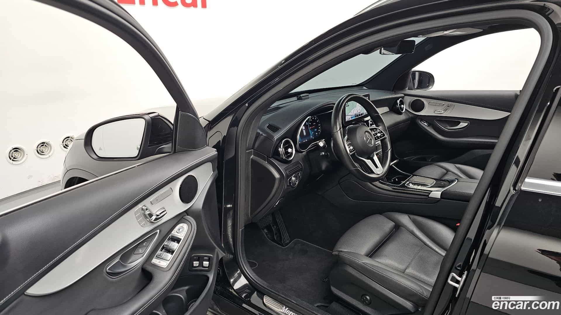 GLC-Class Mercedes-Benz 2021.8-INNER-010