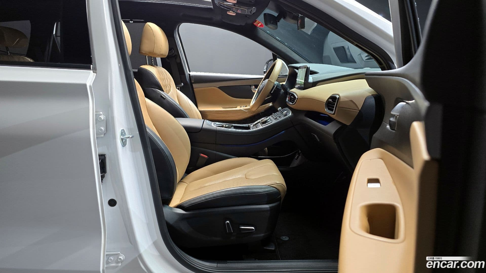 Main__Slider__Photo:Santafe Hyundai 2023.4-9