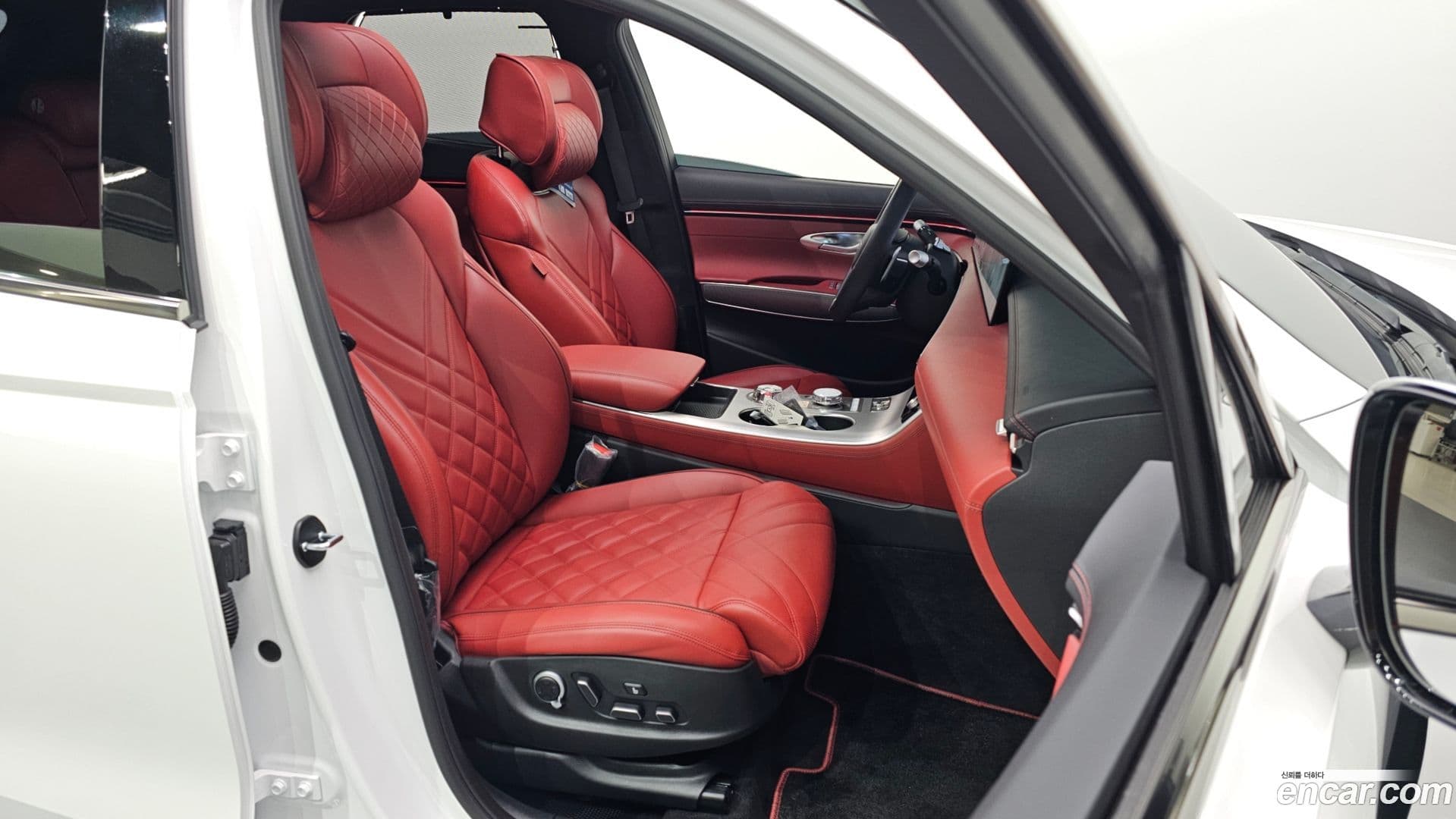 Main__Slider__Photo:GV70 Genesis 2025.4-10