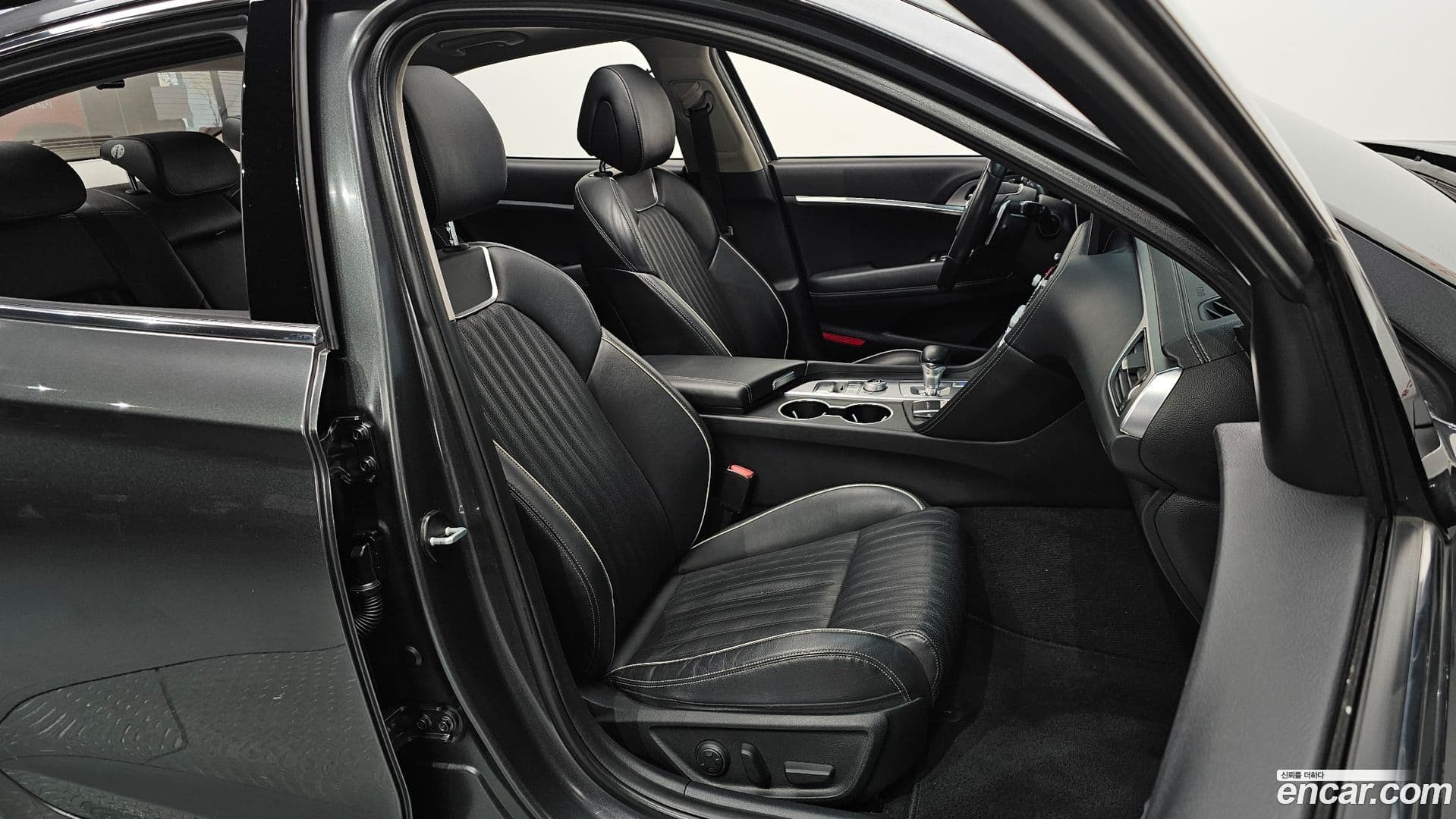 Main__Slider__Photo:G70 Genesis 2017.8-9