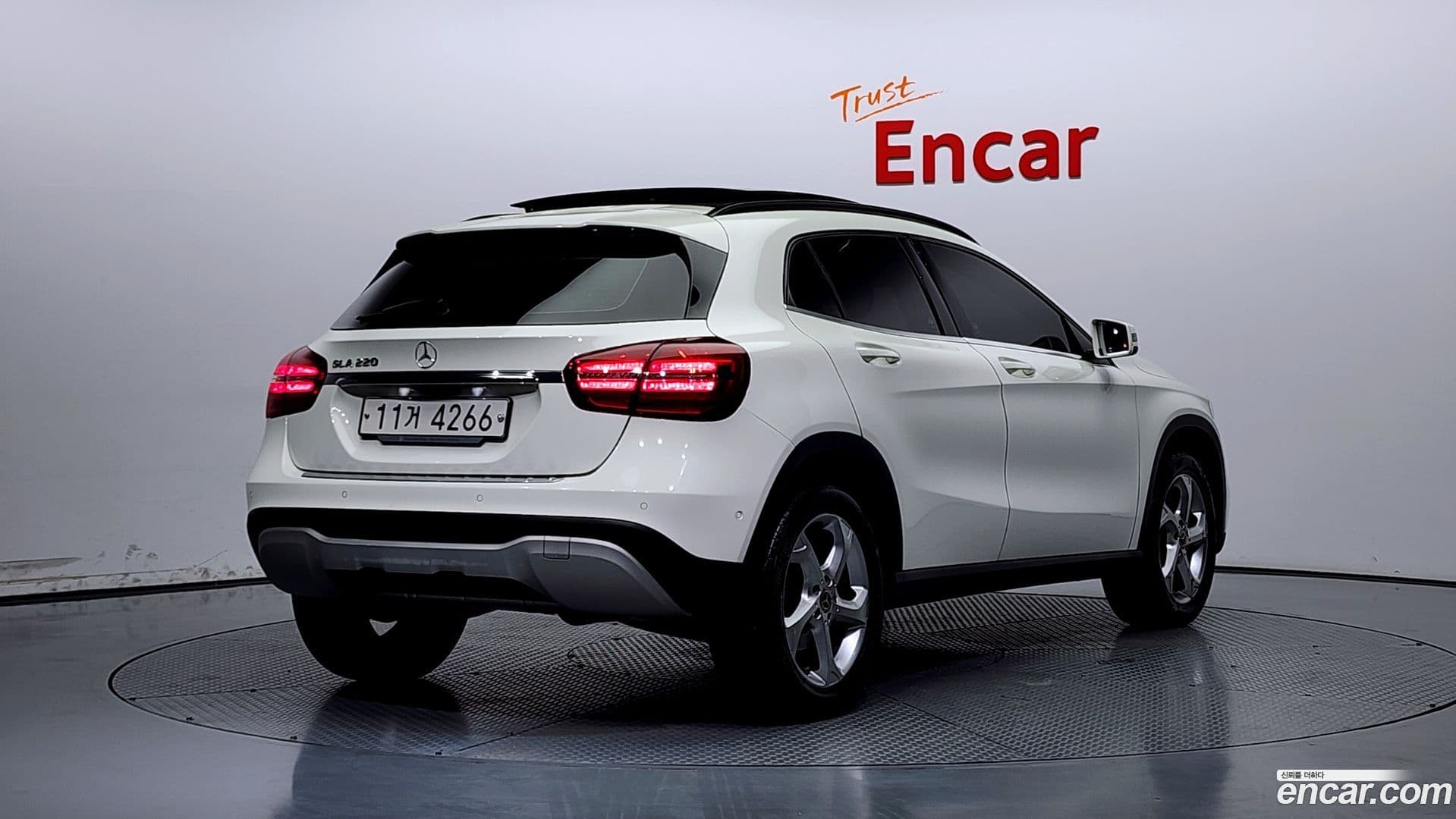 Main__Slider__Photo:GLA-Class Mercedes-Benz 2018.0-1