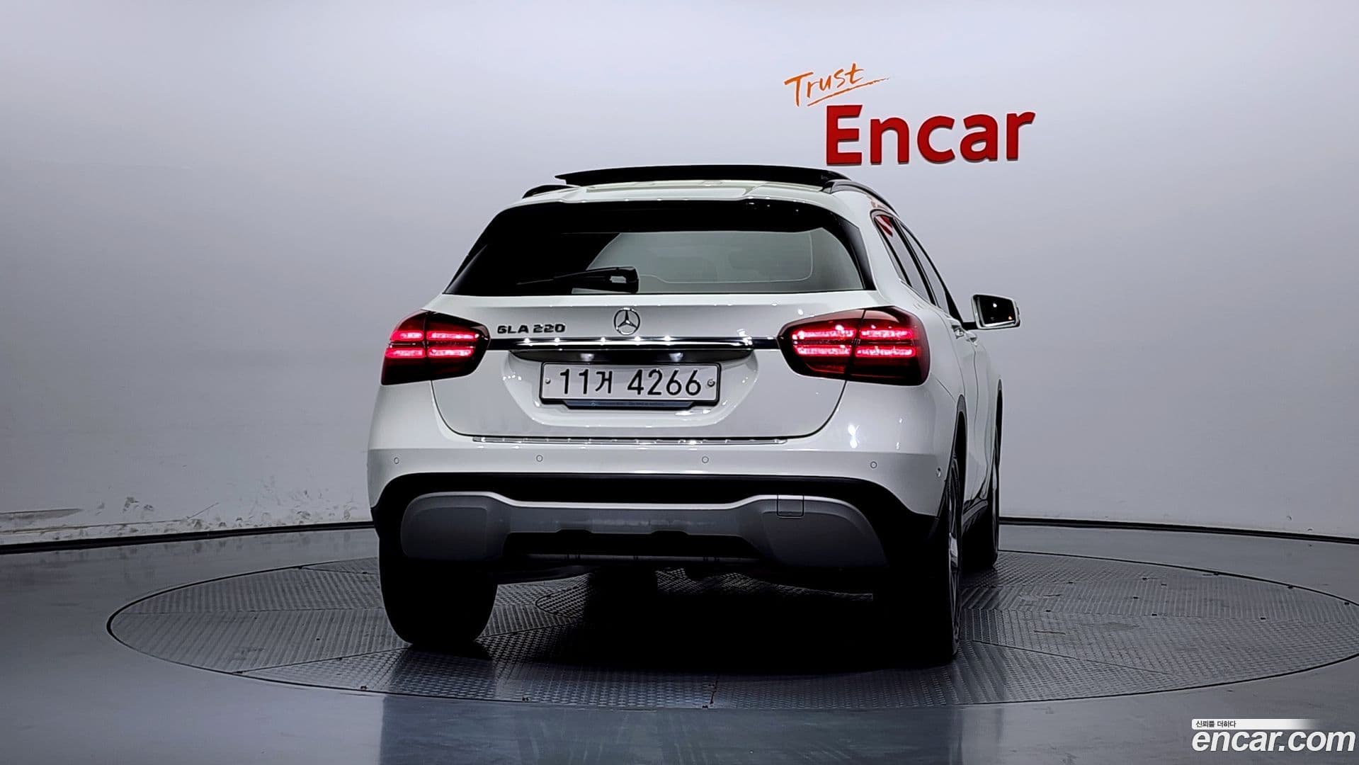 Main__Slider__Photo:GLA-Class Mercedes-Benz 2018.0-3