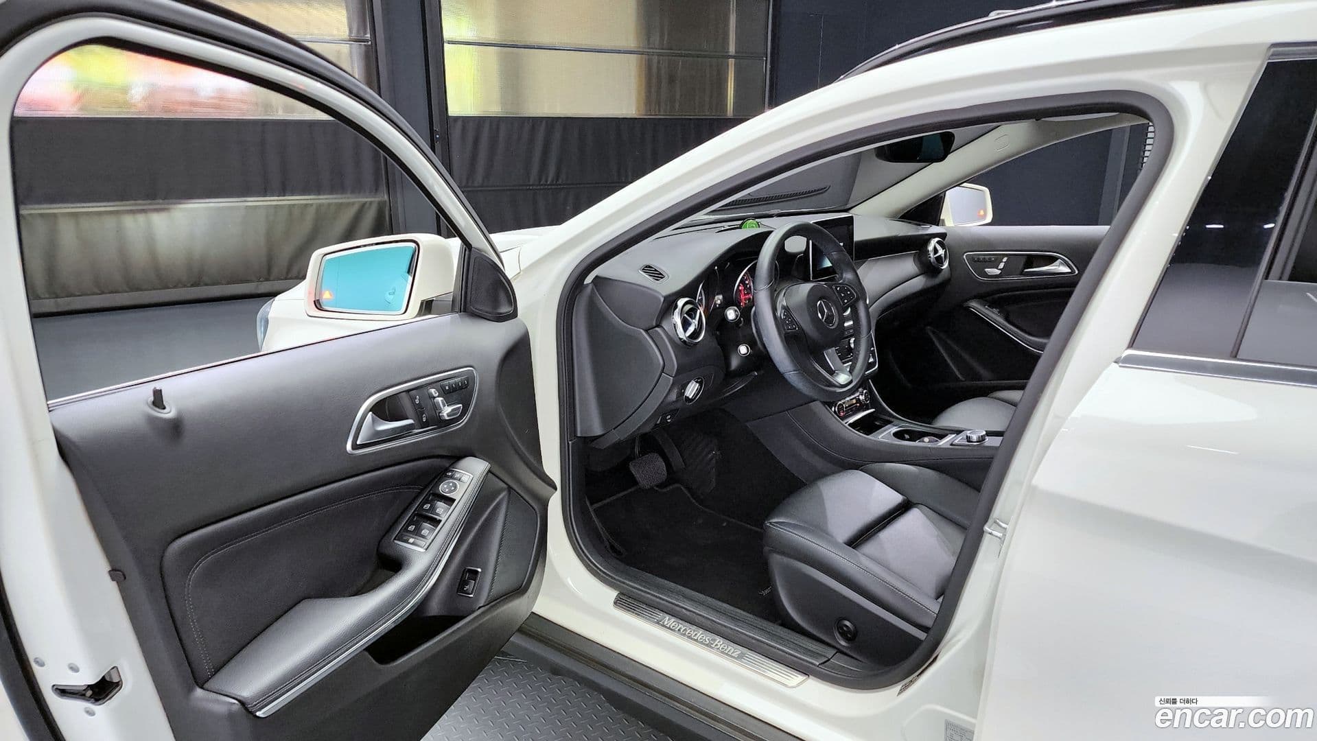 Main__Slider__Photo:GLA-Class Mercedes-Benz 2018.0-9