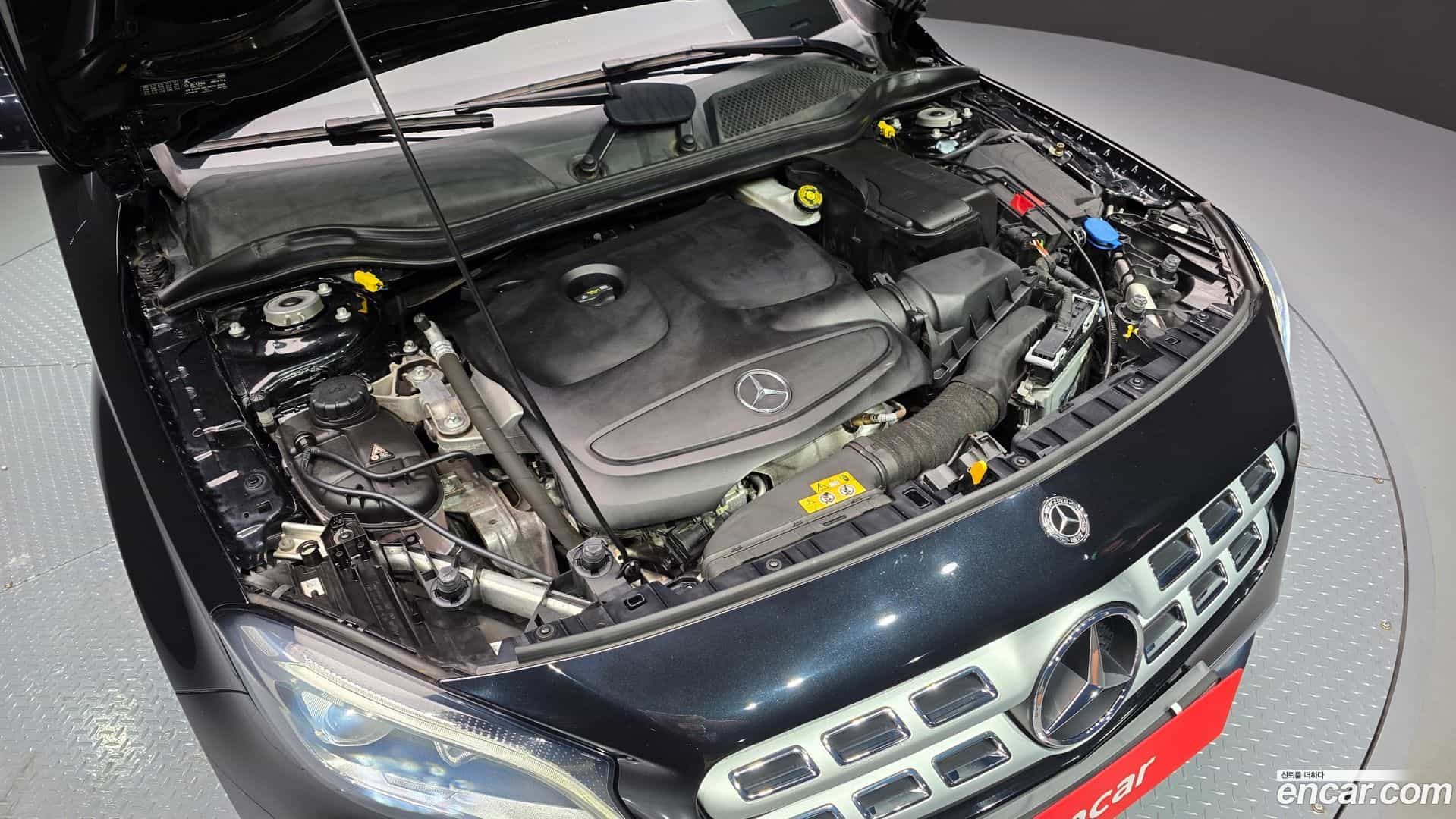 GLA-Class Mercedes-Benz 2018.10-INNER-006