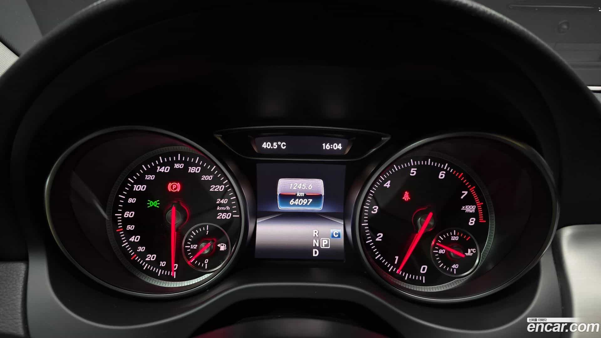 GLA-Class Mercedes-Benz 2018.10-INNER-008