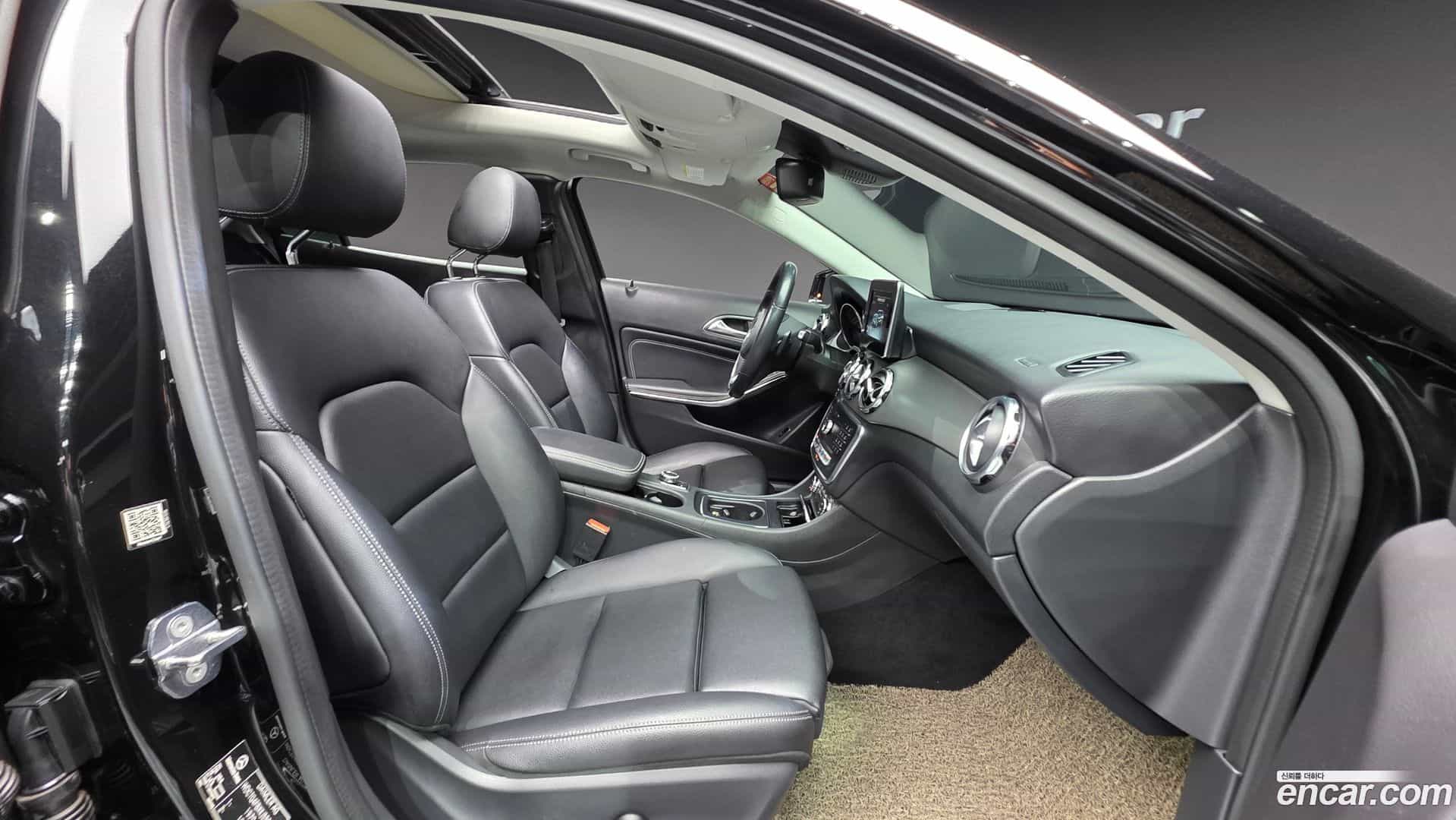 GLA-Class Mercedes-Benz 2018.10-INNER-010