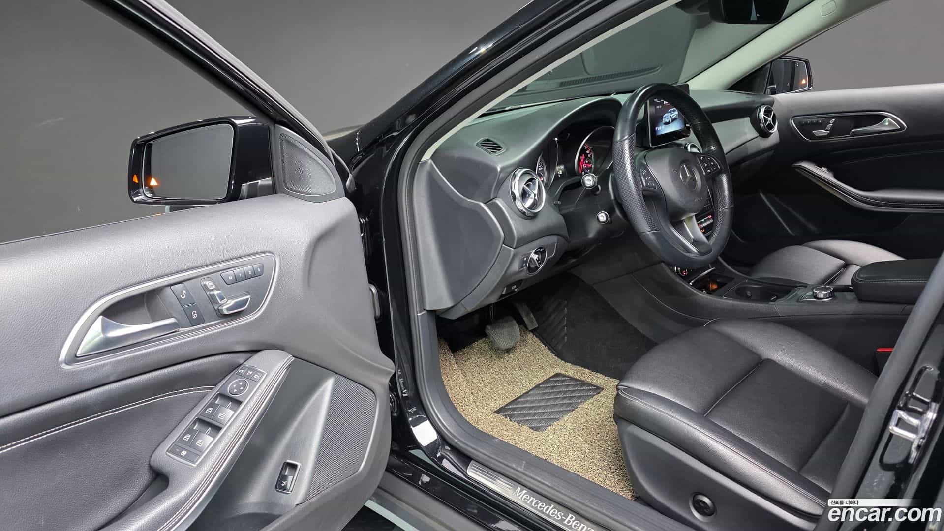 GLA-Class Mercedes-Benz 2018.10-OPTION-016