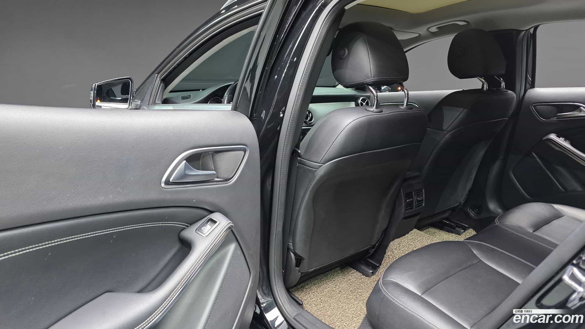 GLA-Class Mercedes-Benz 2018.10-OPTION-022