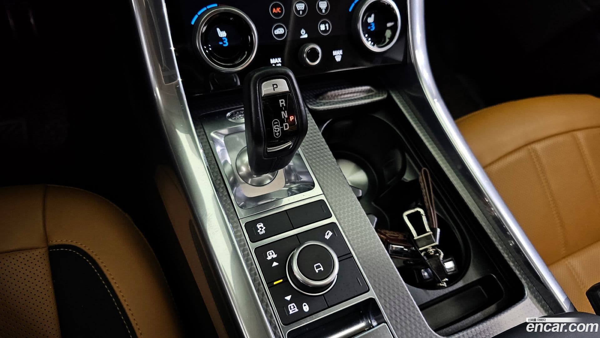 Main__Slider__Photo:Range Rover Sport Land Rover 2021.4-8