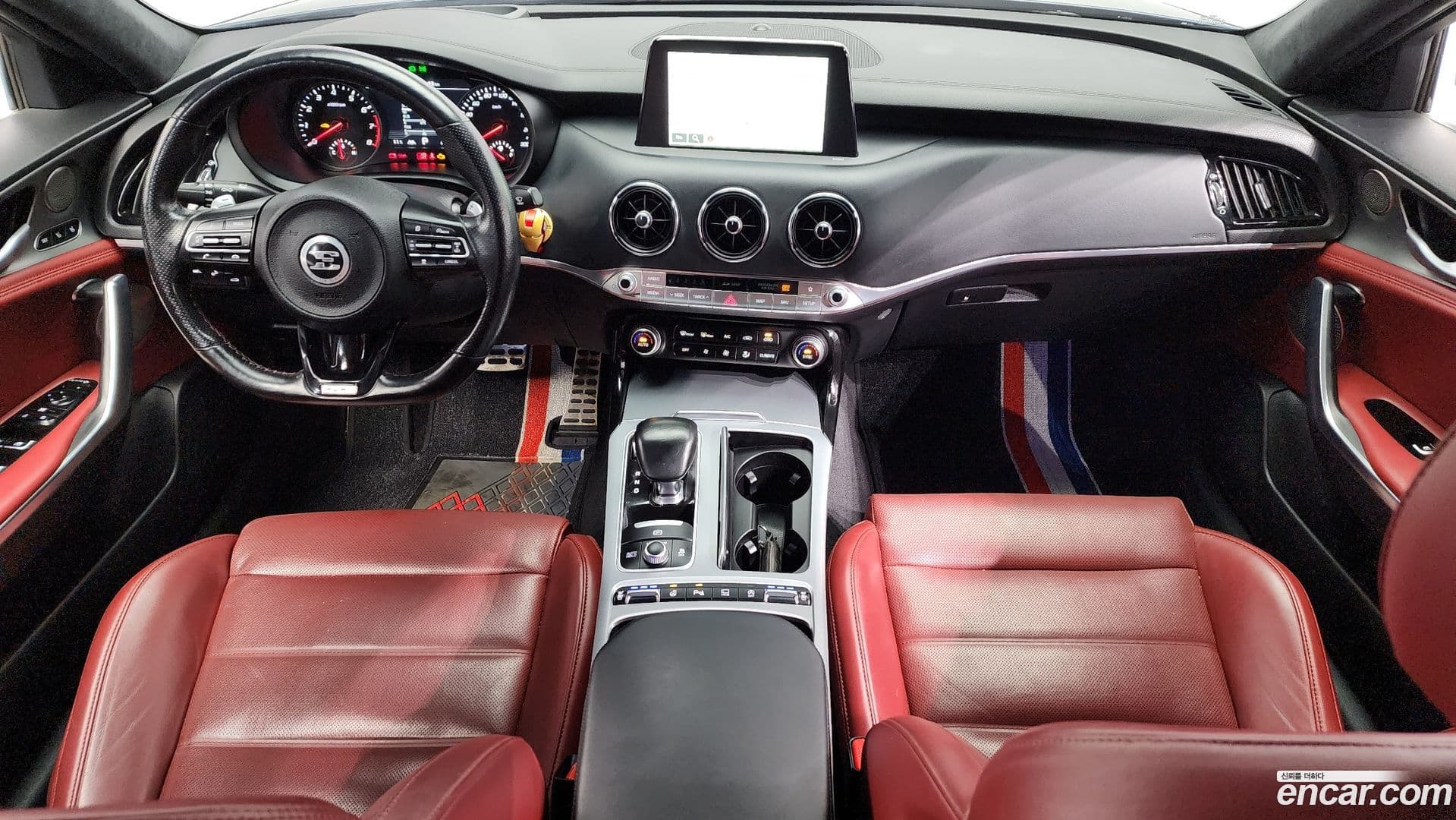 Main__Slider__Photo:Stinger Kia 2019.1-6