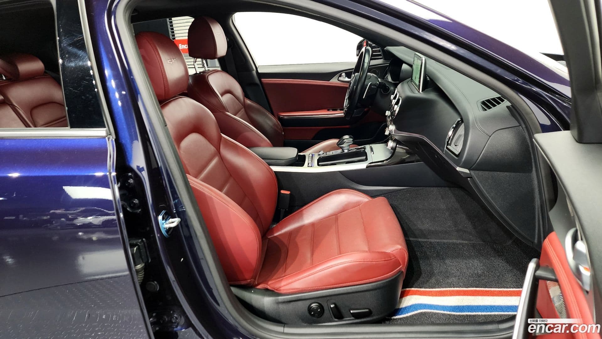 Main__Slider__Photo:Stinger Kia 2019.1-11