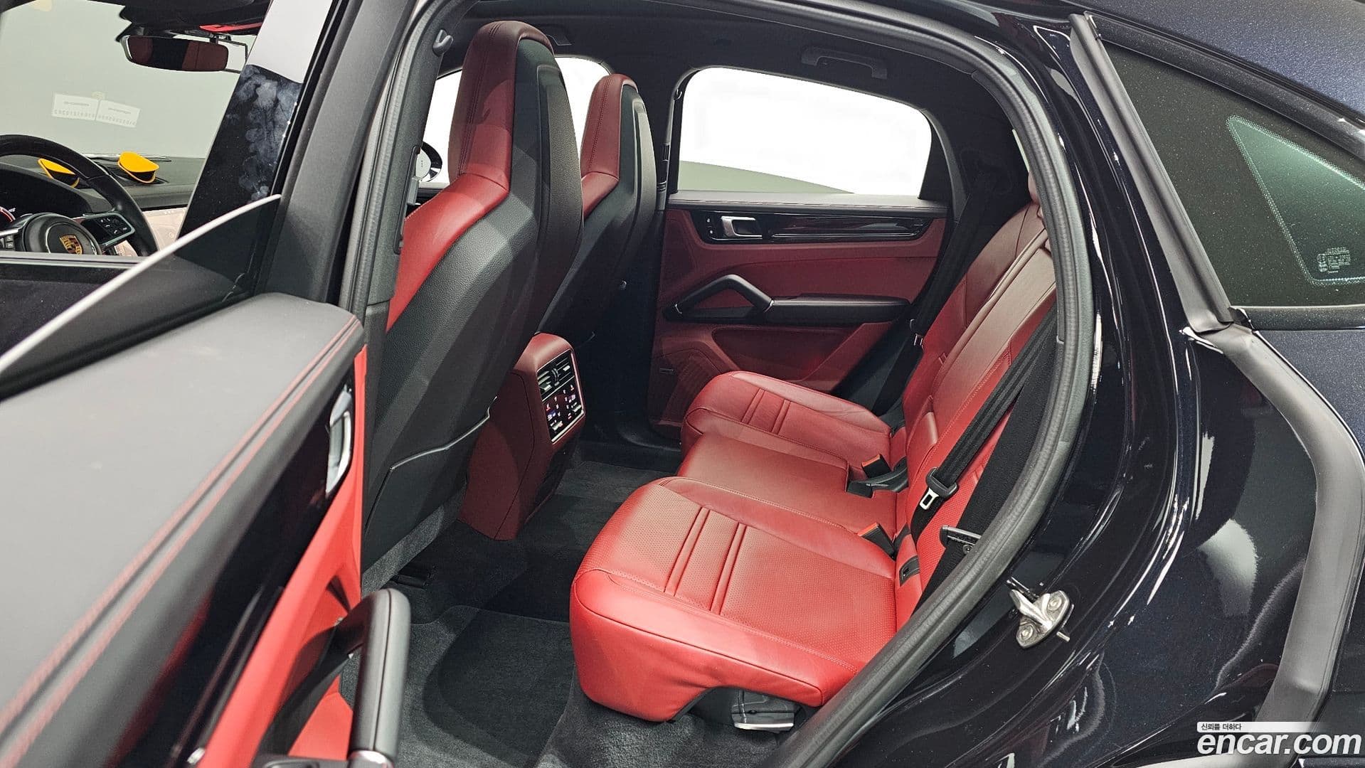 Main__Slider__Photo:Cayenne Porsche 2021.0-15