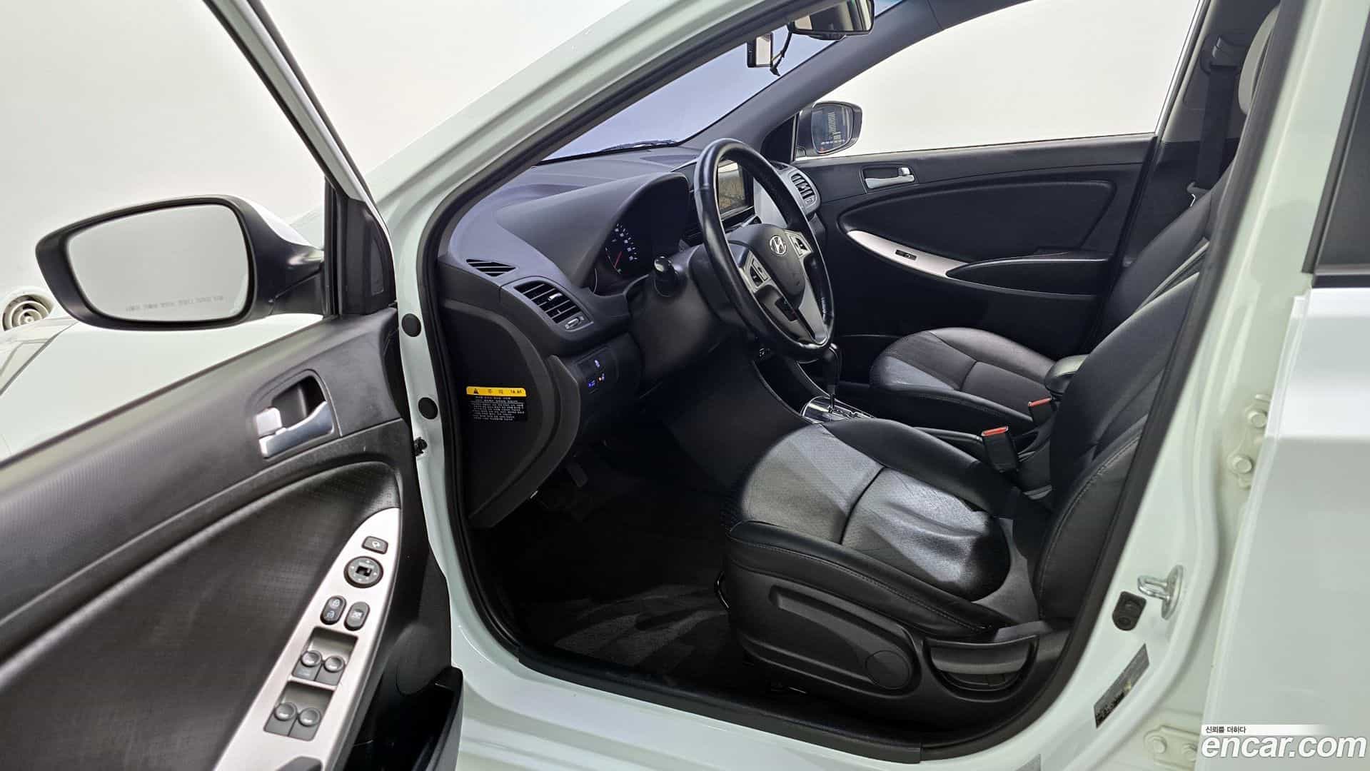 Accent Hyundai 2015.3-INNER-010