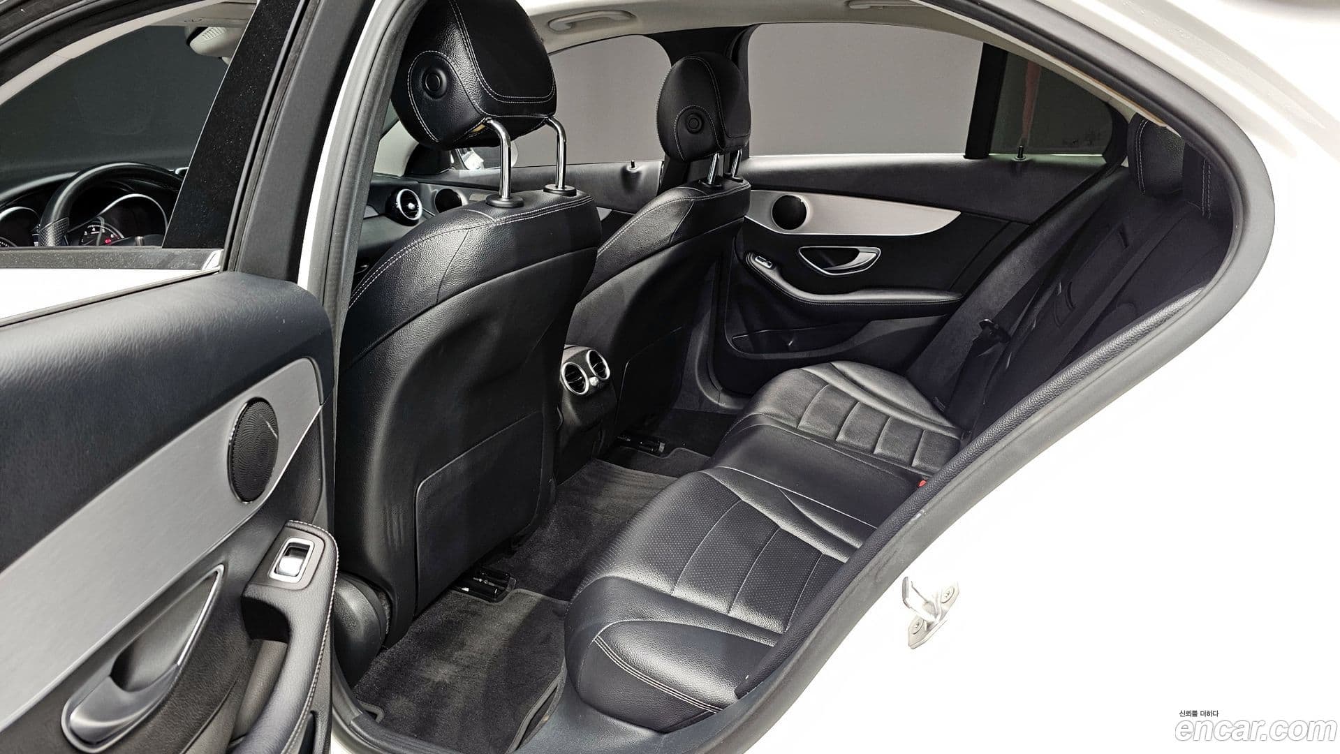 Main__Slider__Photo:C-Class Mercedes-Benz 2016.8-9