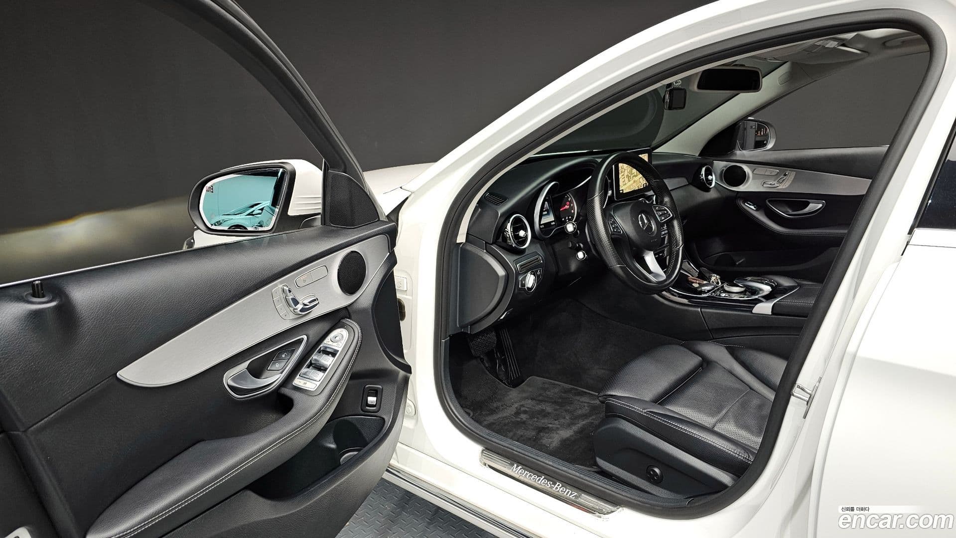 Main__Slider__Photo:C-Class Mercedes-Benz 2016.8-10