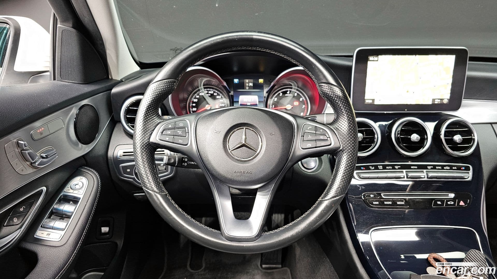 Main__Slider__Photo:C-Class Mercedes-Benz 2016.8-12