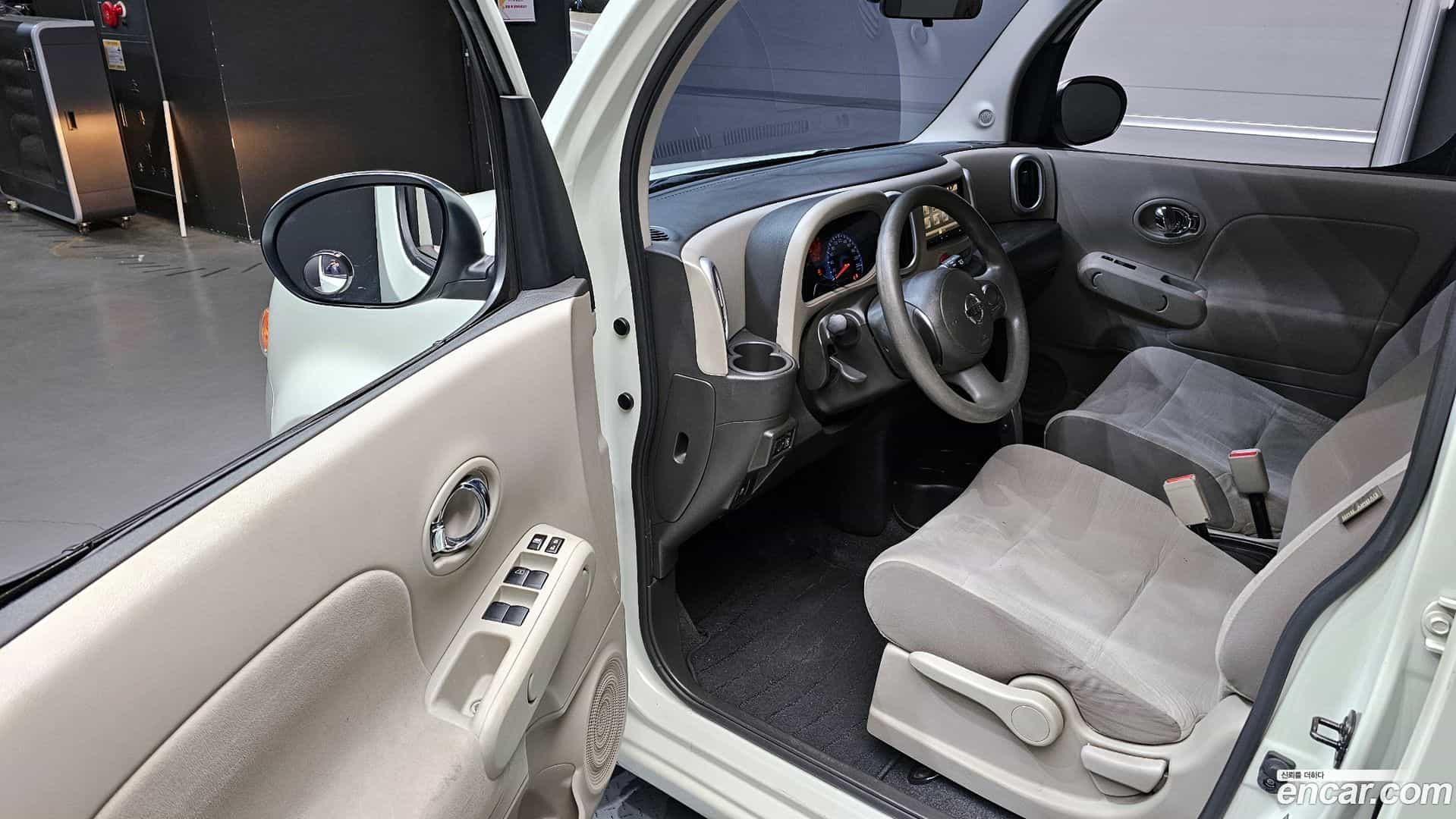 Cube Nissan 2011.11-INNER-010