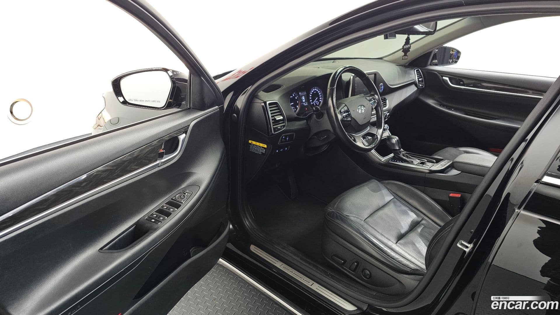 Main__Slider__Photo:Grandeur Hyundai 2018.1-9