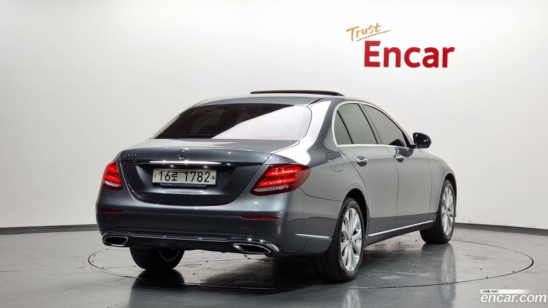 Main__Slider__Photo:E-Class Mercedes-Benz 2018.10-1