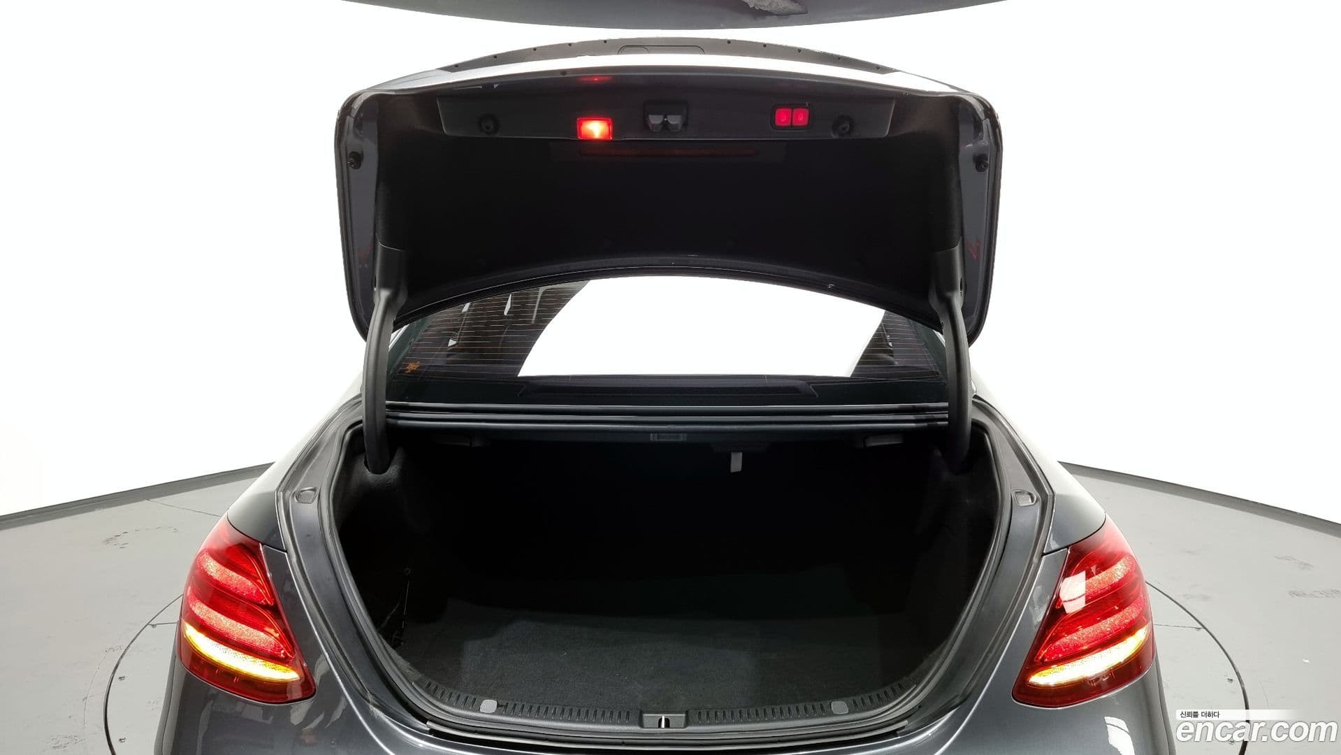 Main__Slider__Photo:E-Class Mercedes-Benz 2018.10-19