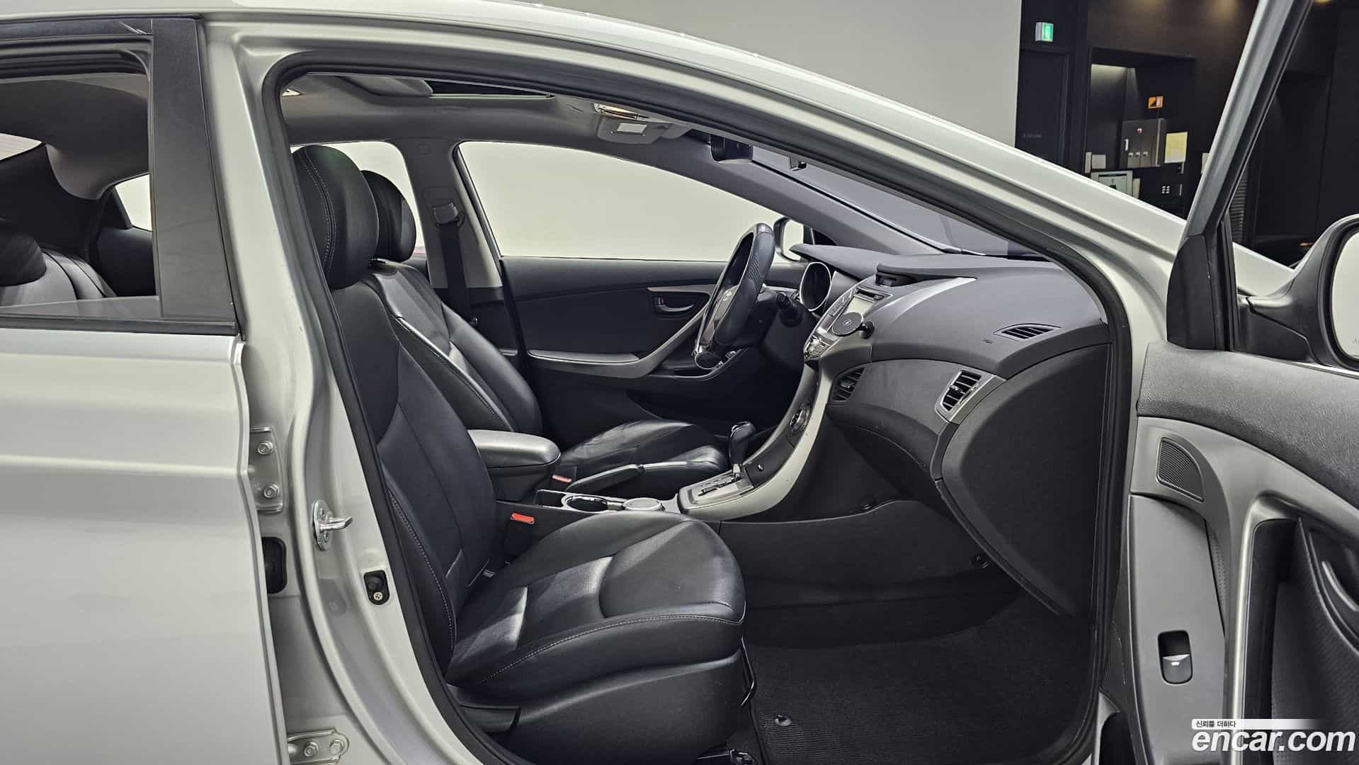 AVANTE Hyundai 2013.2-INNER-010