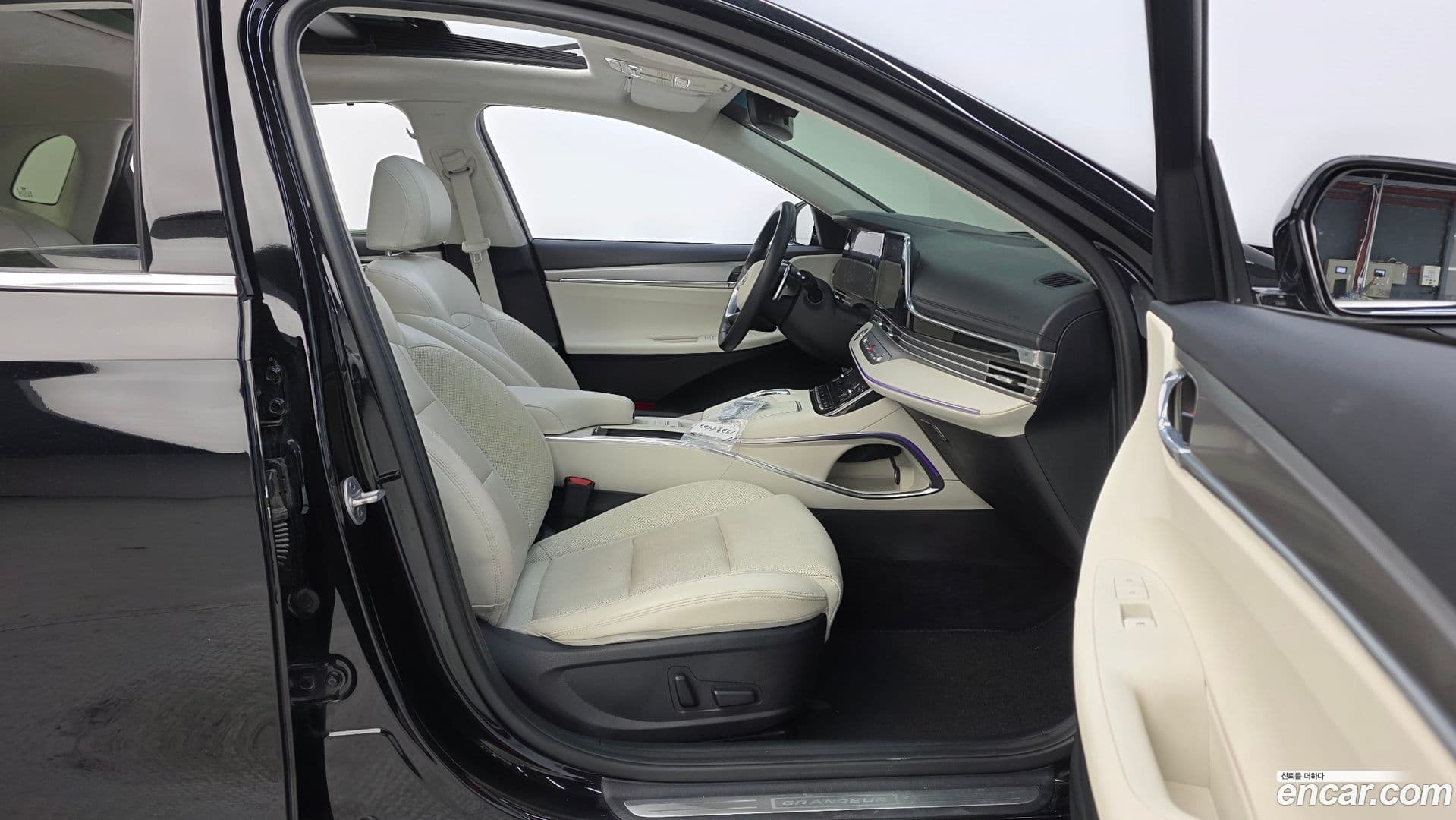 Main__Slider__Photo:Grandeur Hyundai 2022.10-10