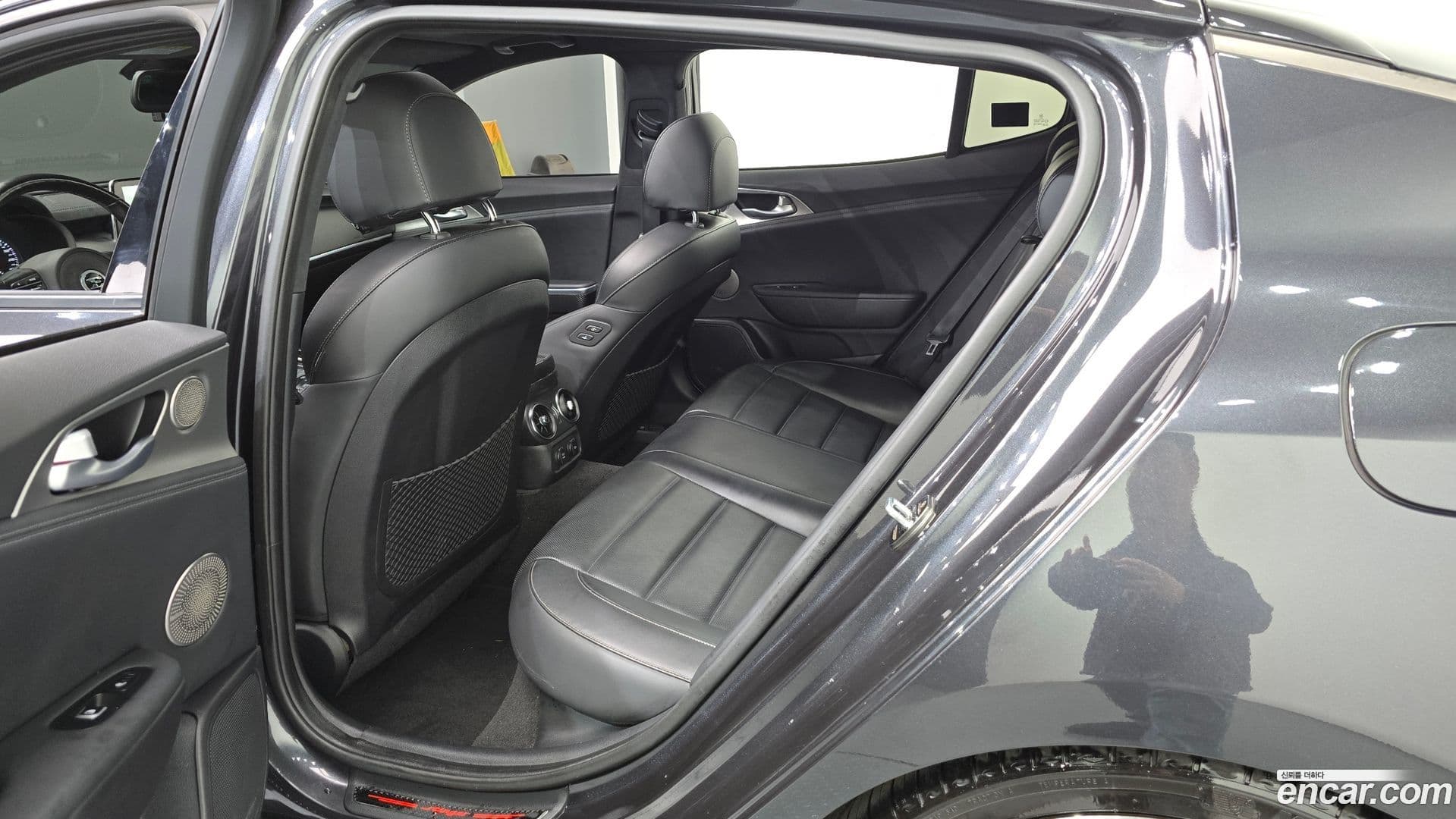 Main__Slider__Photo:Stinger Kia 2019.5-10