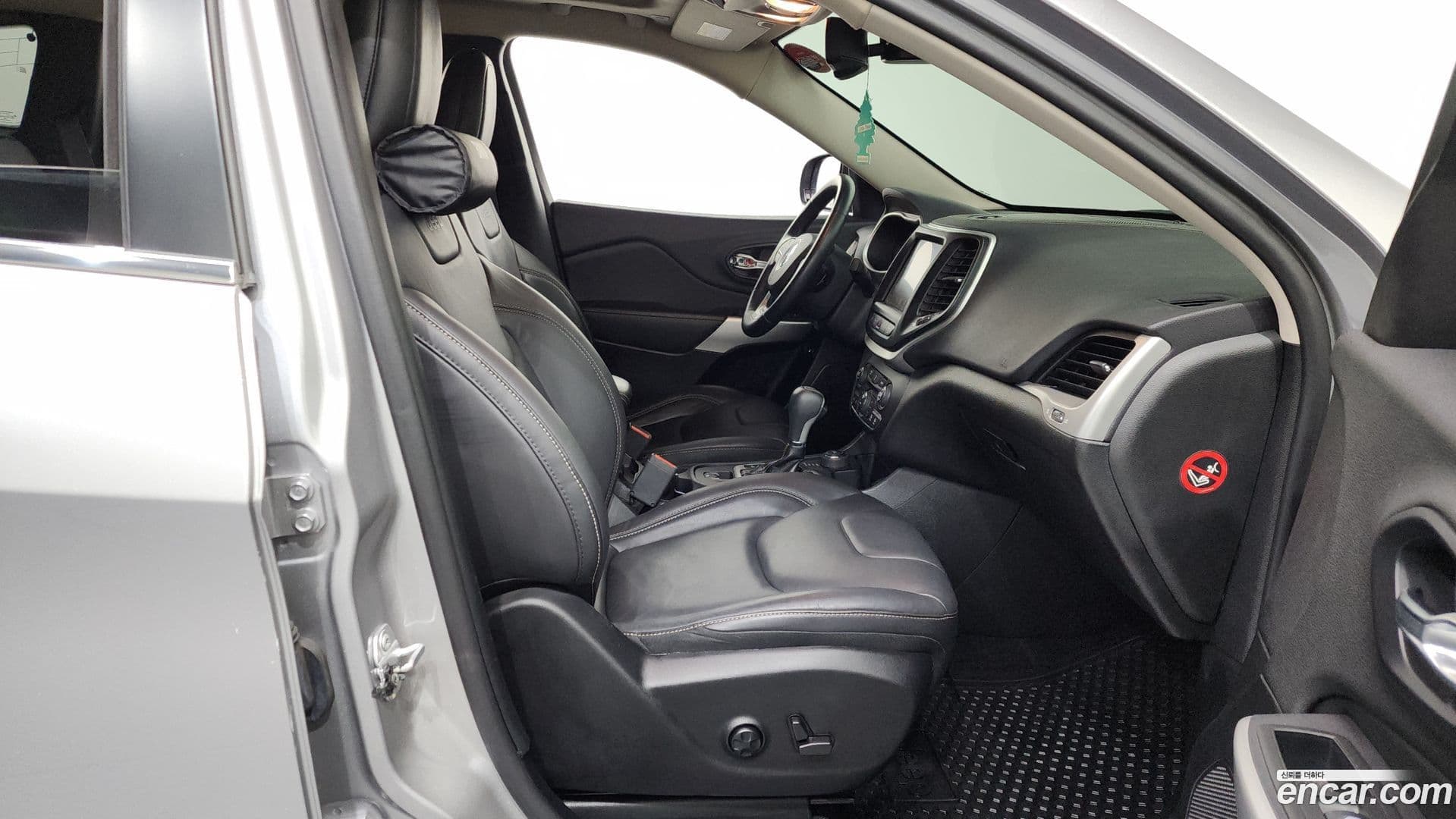 Main__Slider__Photo:Cherokee Jeep 2018.2-10