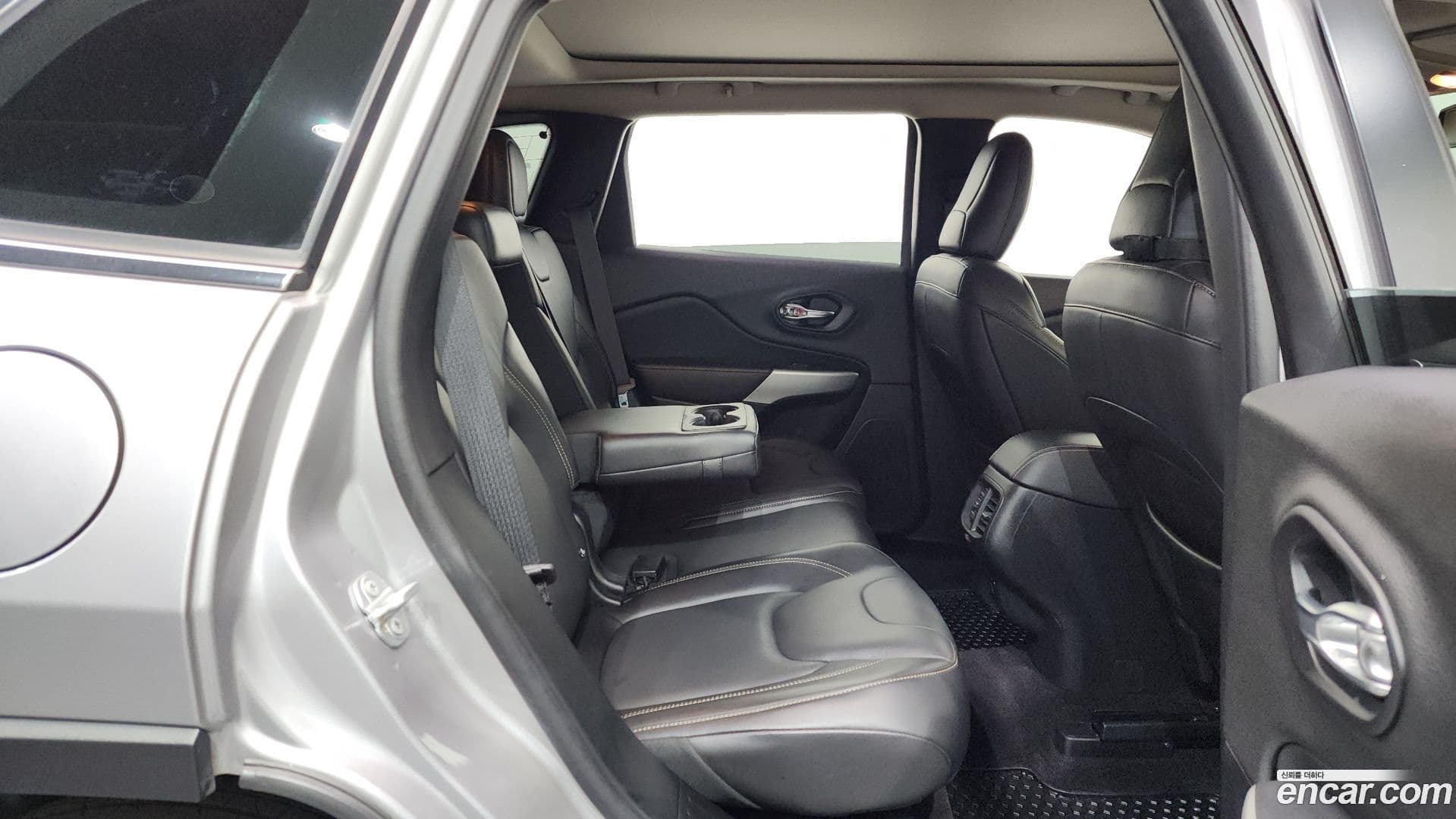 Main__Slider__Photo:Cherokee Jeep 2018.2-11