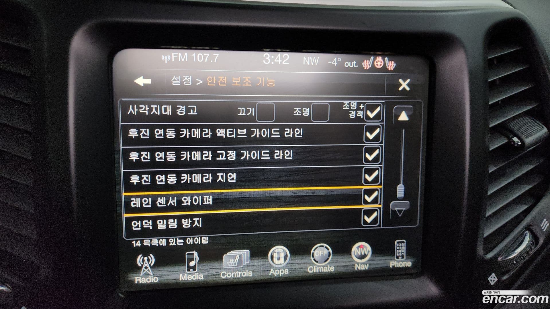 Main__Slider__Photo:Cherokee Jeep 2018.2-16