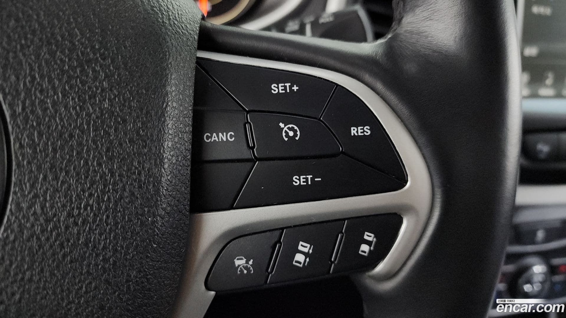 Main__Slider__Photo:Cherokee Jeep 2018.2-17