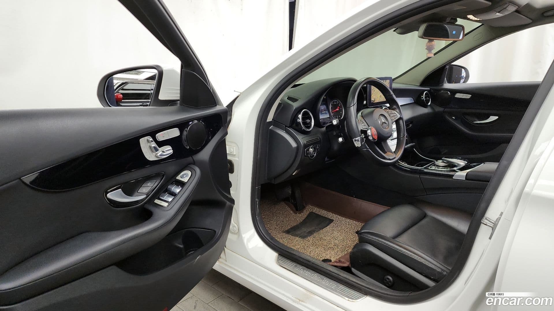 Main__Slider__Photo:C-Class Mercedes-Benz 2016.9-9