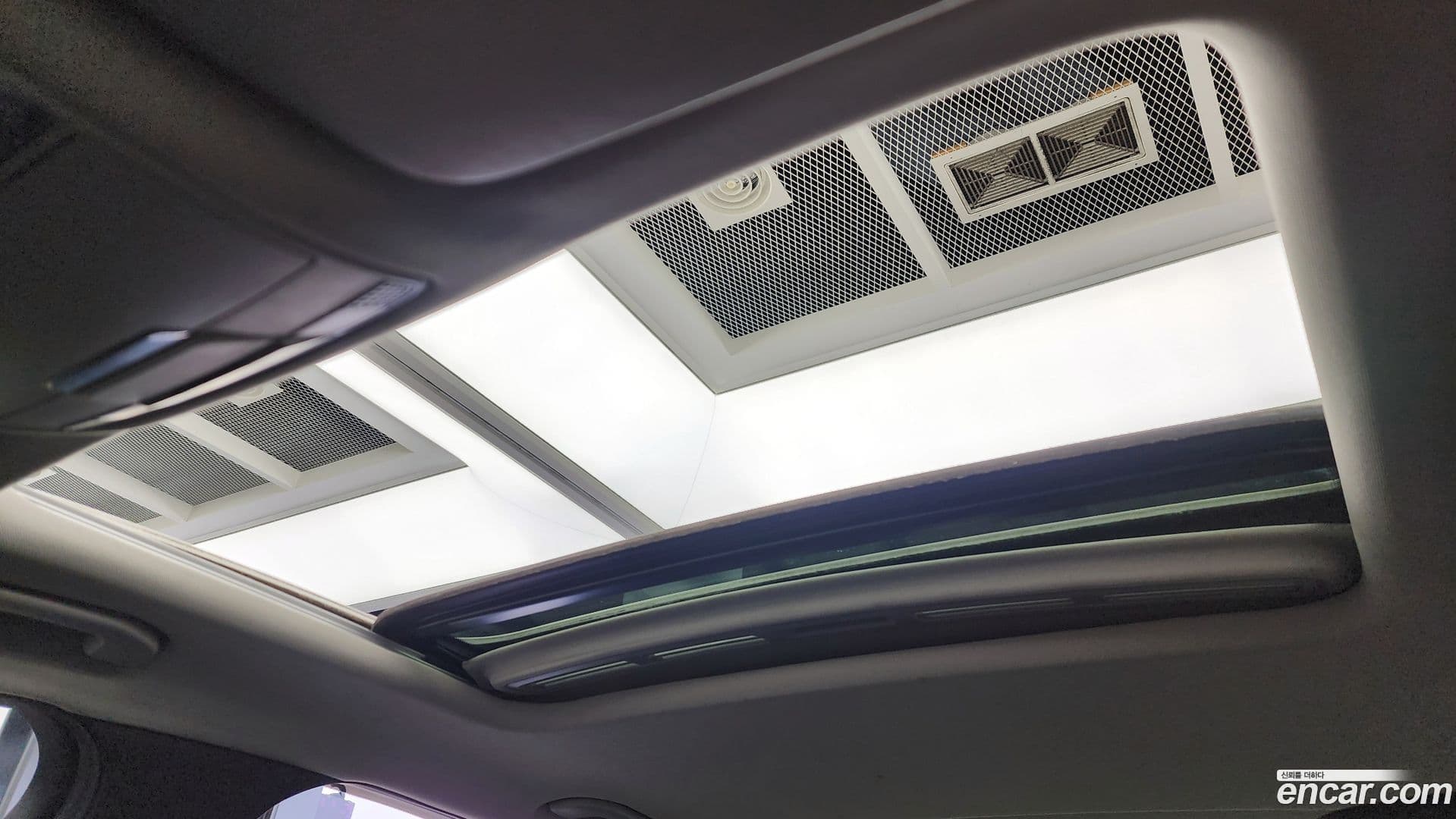 Main__Slider__Photo:C-Class Mercedes-Benz 2016.9-17