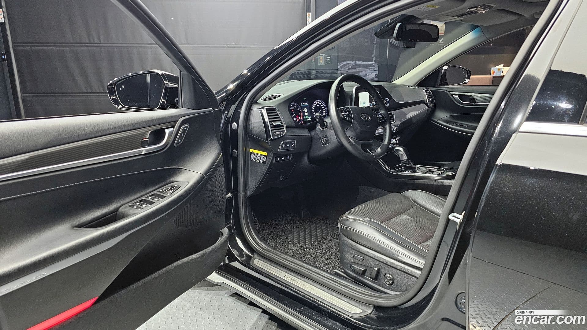 Main__Slider__Photo:Grandeur Hyundai 2017.5-9