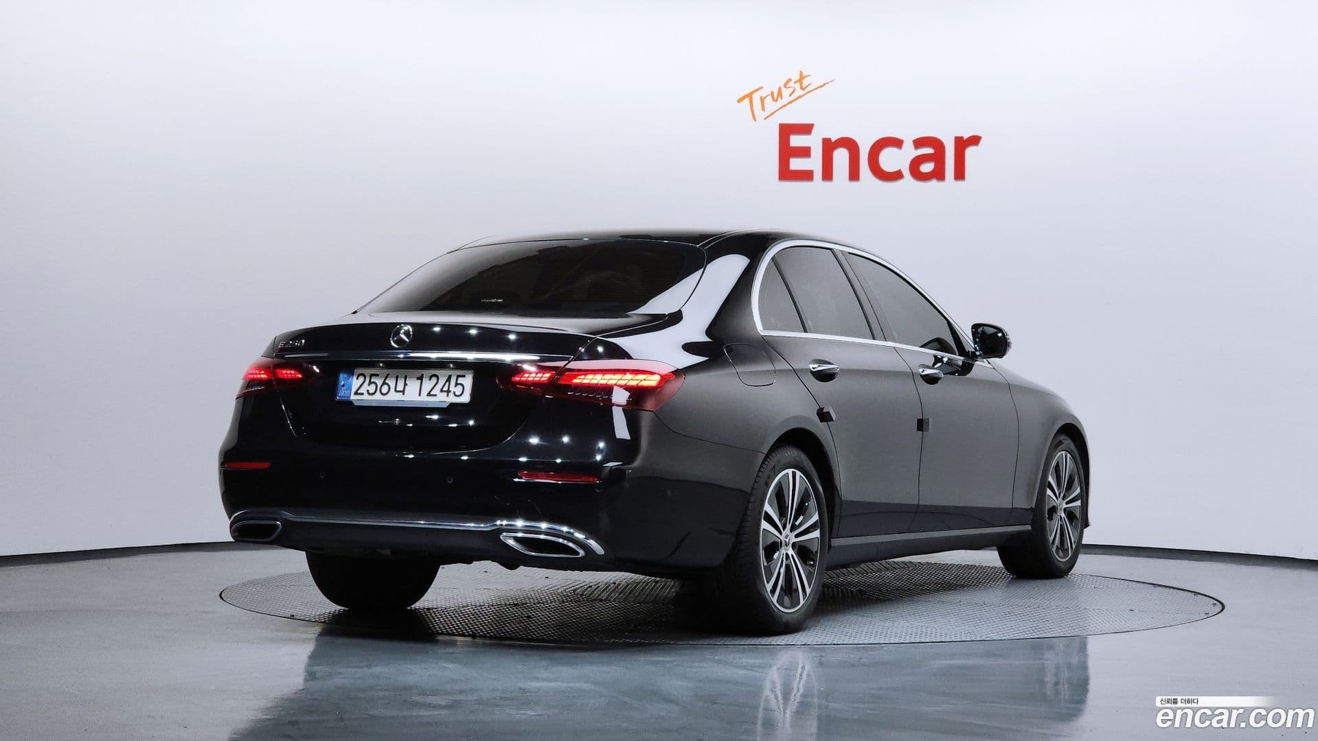 Main__Slider__Photo:E-Class Mercedes-Benz 2022.1-1