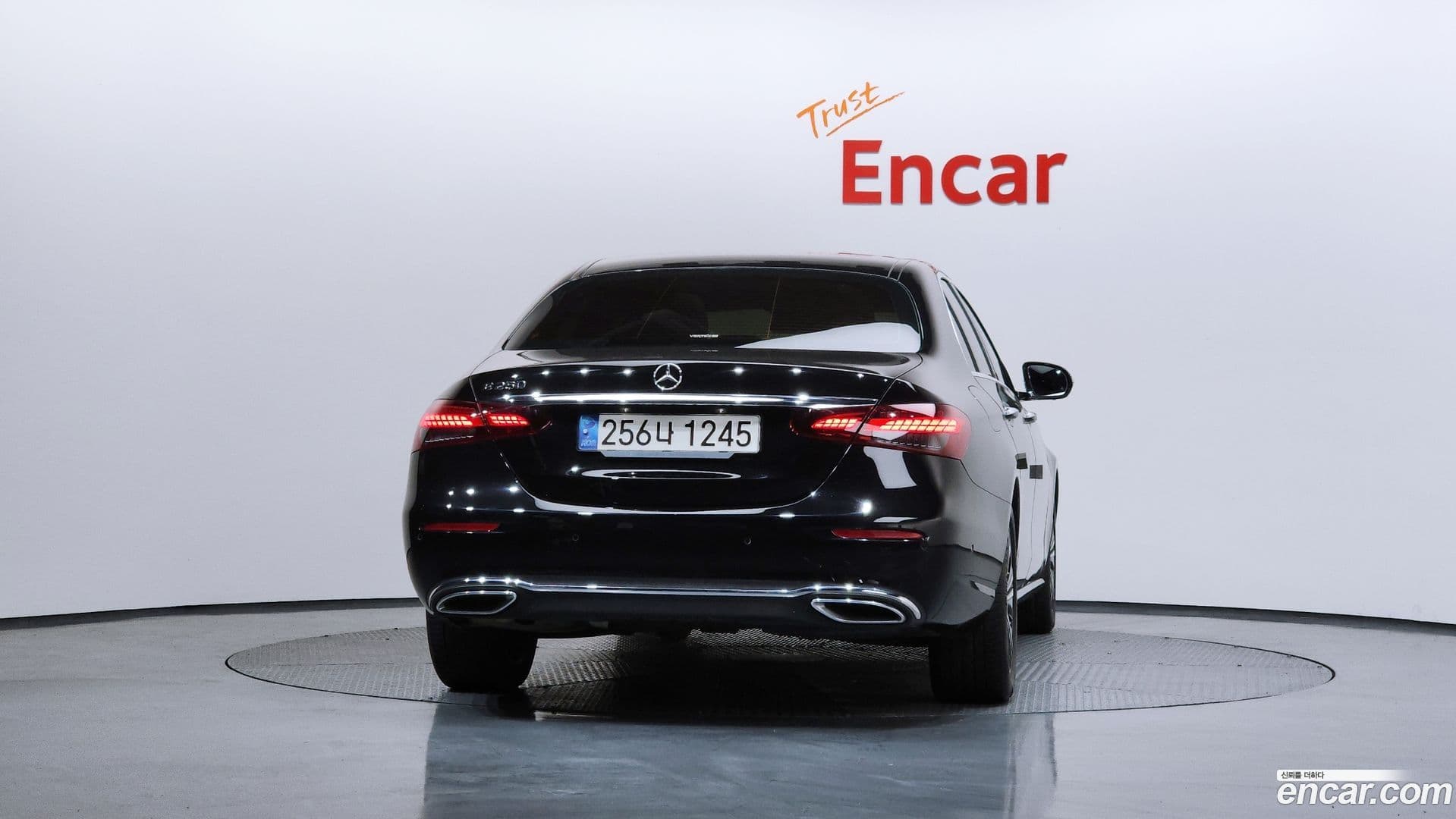 Main__Slider__Photo:E-Class Mercedes-Benz 2022.1-3