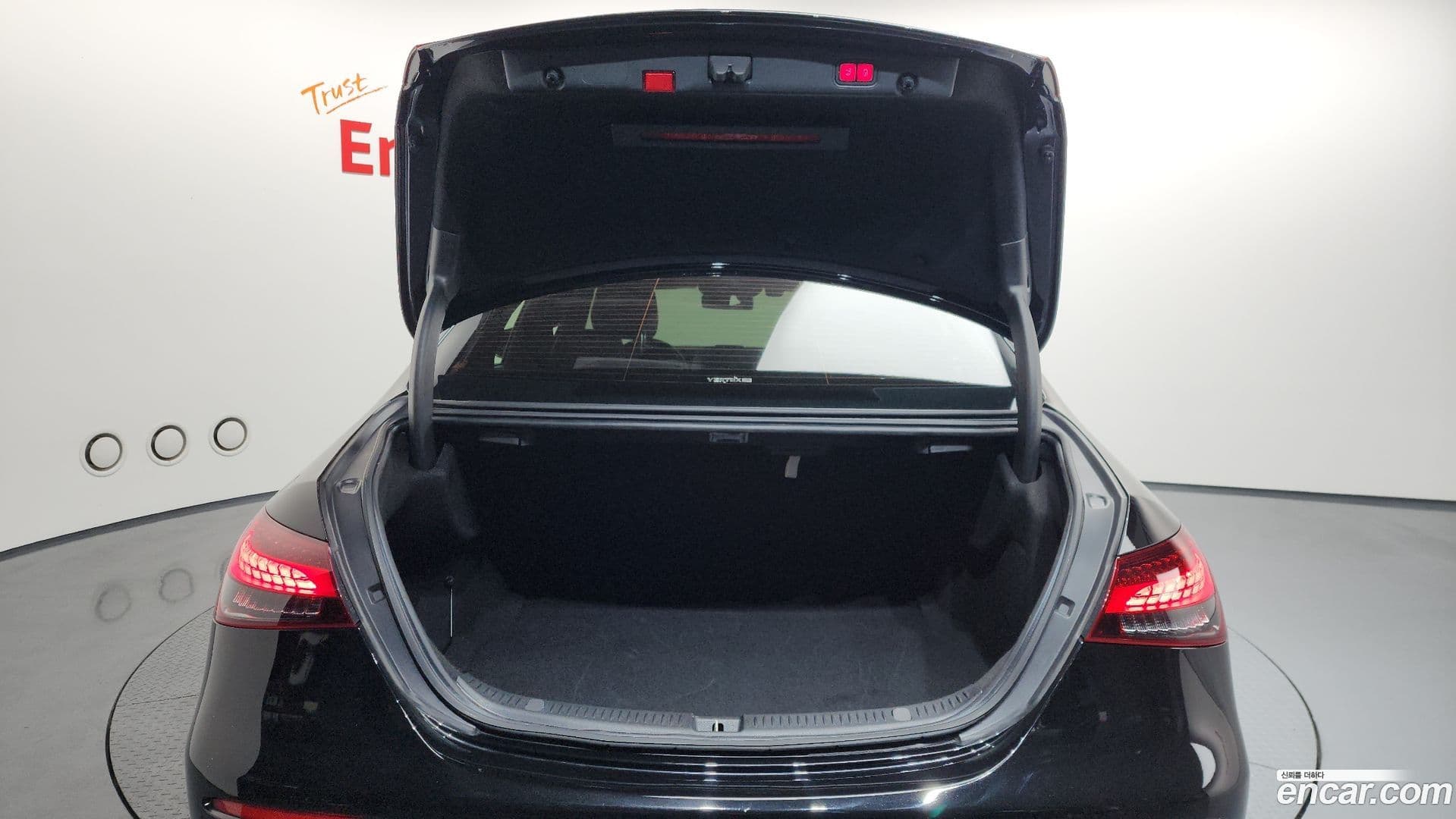 Main__Slider__Photo:E-Class Mercedes-Benz 2022.1-19