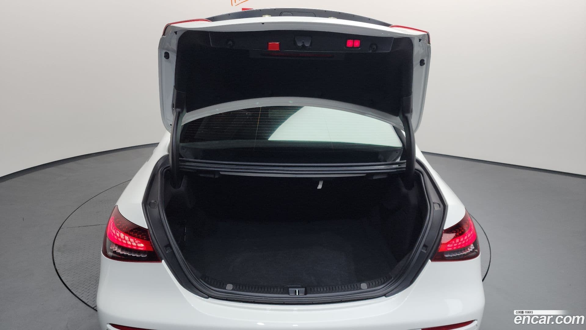 Main__Slider__Photo:E-Class Mercedes-Benz 2021.3-19