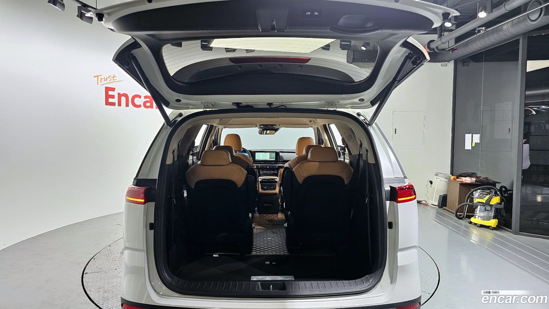 Main__Slider__Photo:Canival Kia 2023.0-19