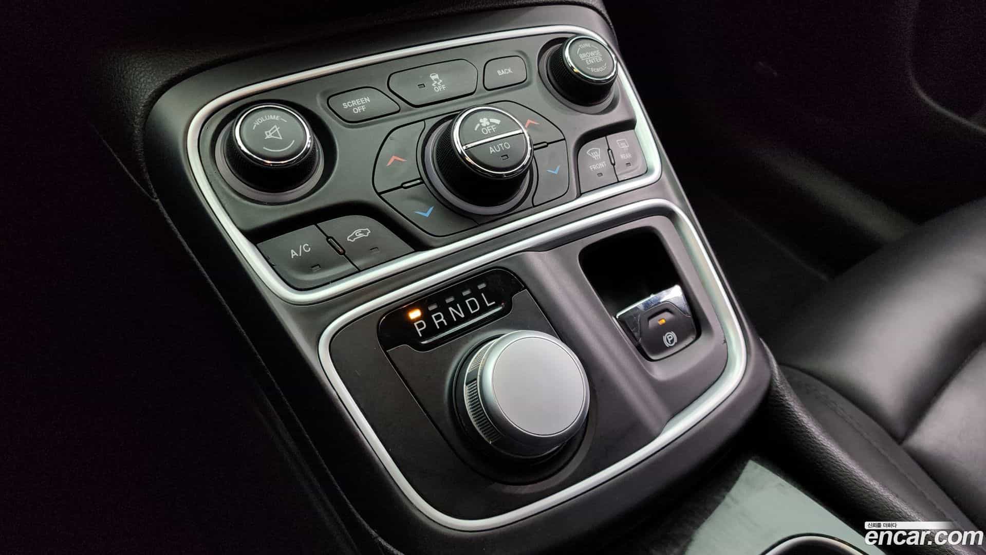 200 Chrysler 2015.5-INNER-009