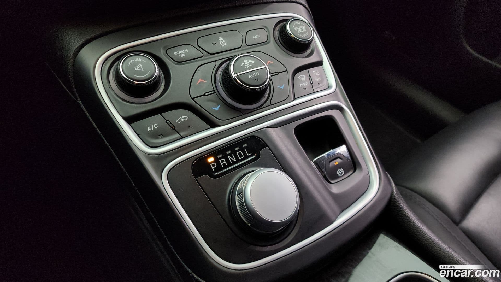 Main__Slider__Photo:200 Chrysler 2015.5-8