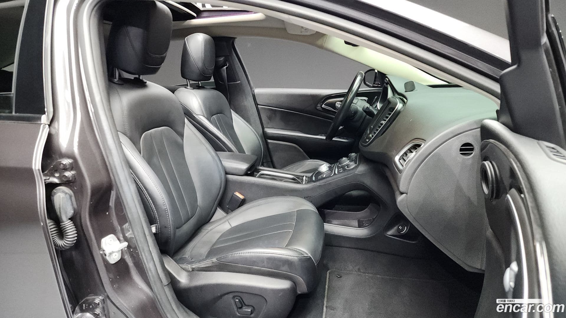 Main__Slider__Photo:200 Chrysler 2015.5-10