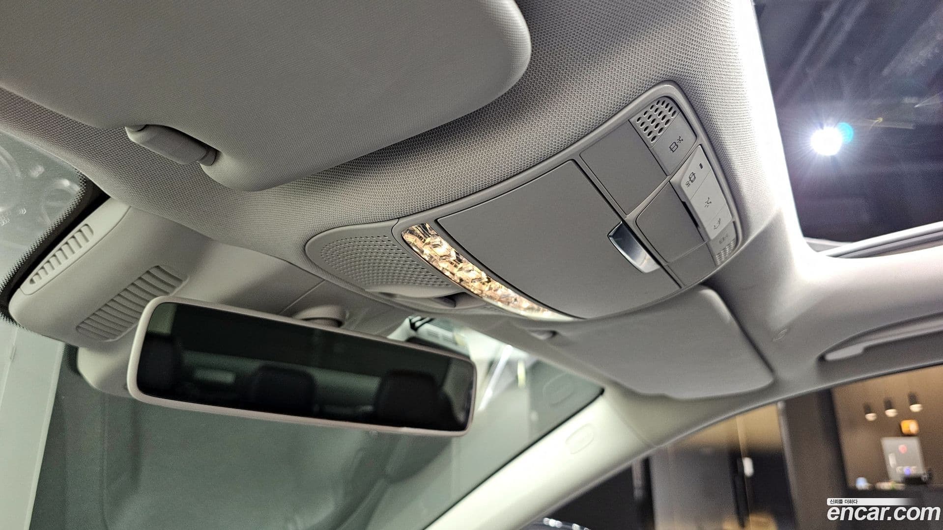 Main__Slider__Photo:E-Class Mercedes-Benz 2017.6-17