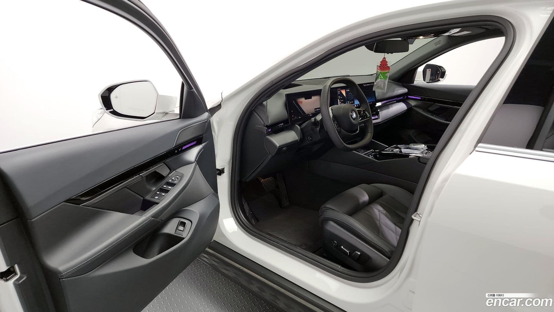 Main__Slider__Photo:5-Series BMW 2023.10-9