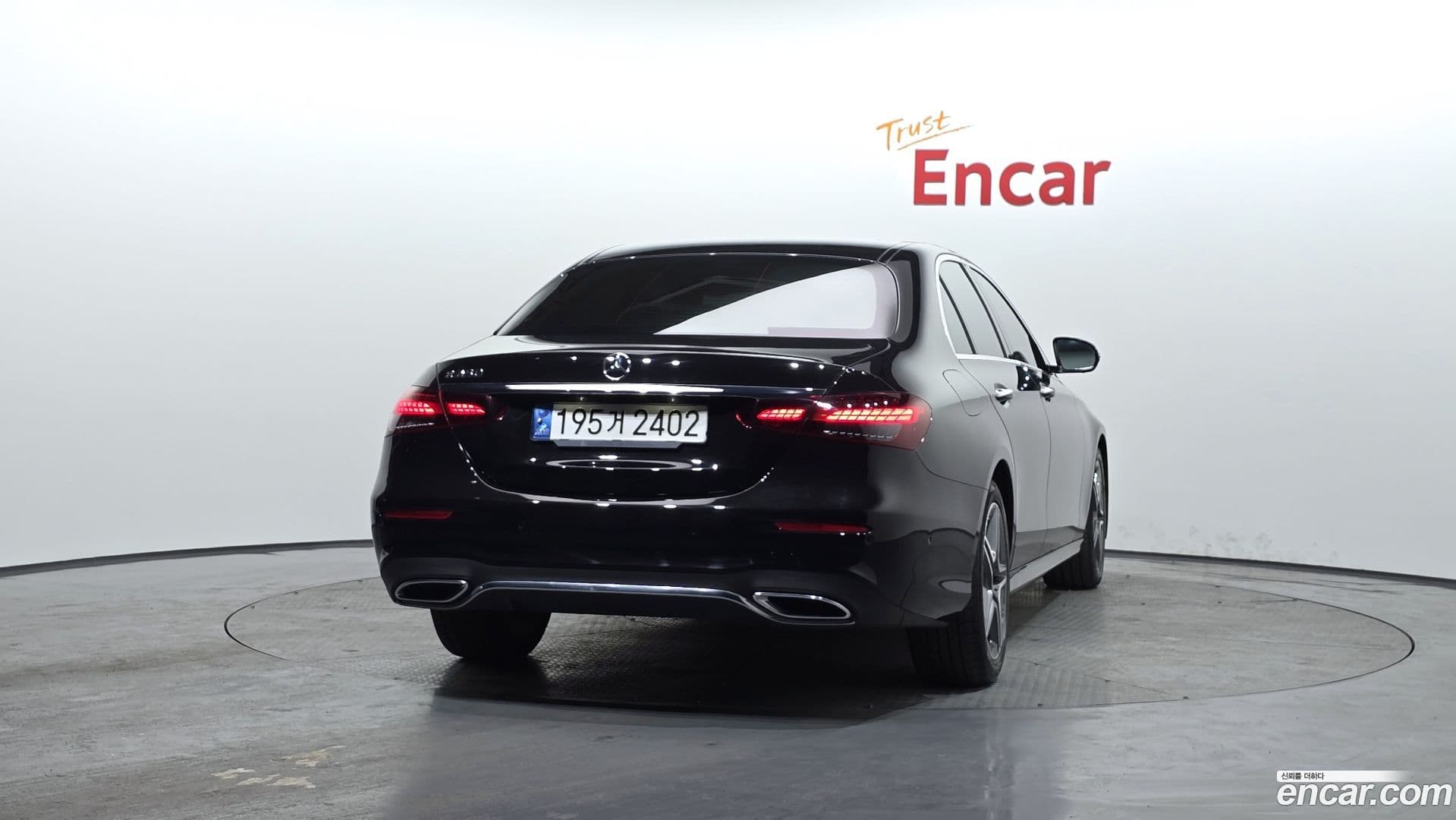 Main__Slider__Photo:E-Class Mercedes-Benz 2022.11-3