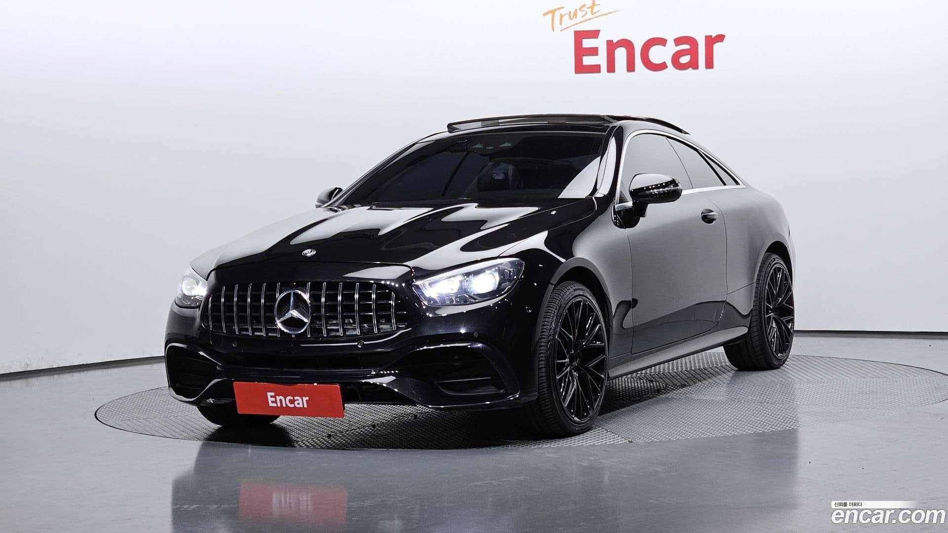 Main__Slider__Photo:E-Class Mercedes-Benz 2017.10-0