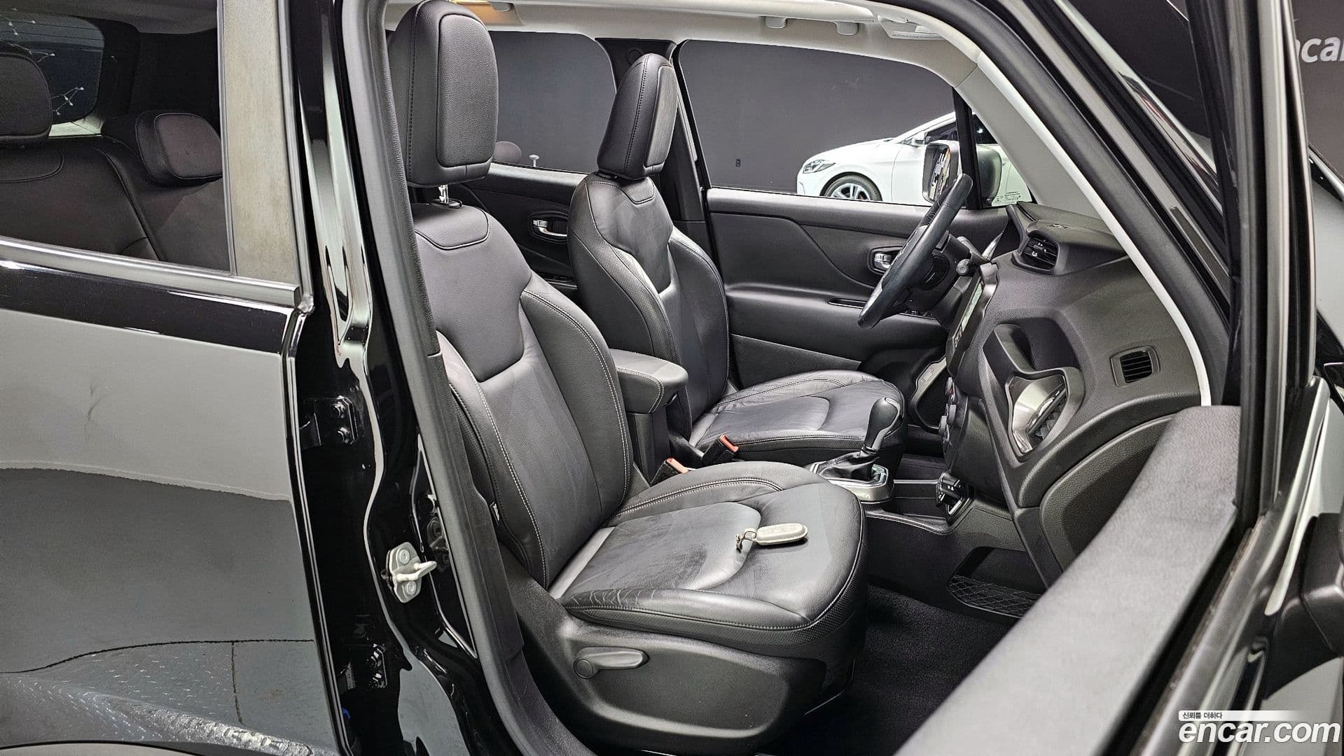 Main__Slider__Photo:Renegade Jeep 2022.9-9