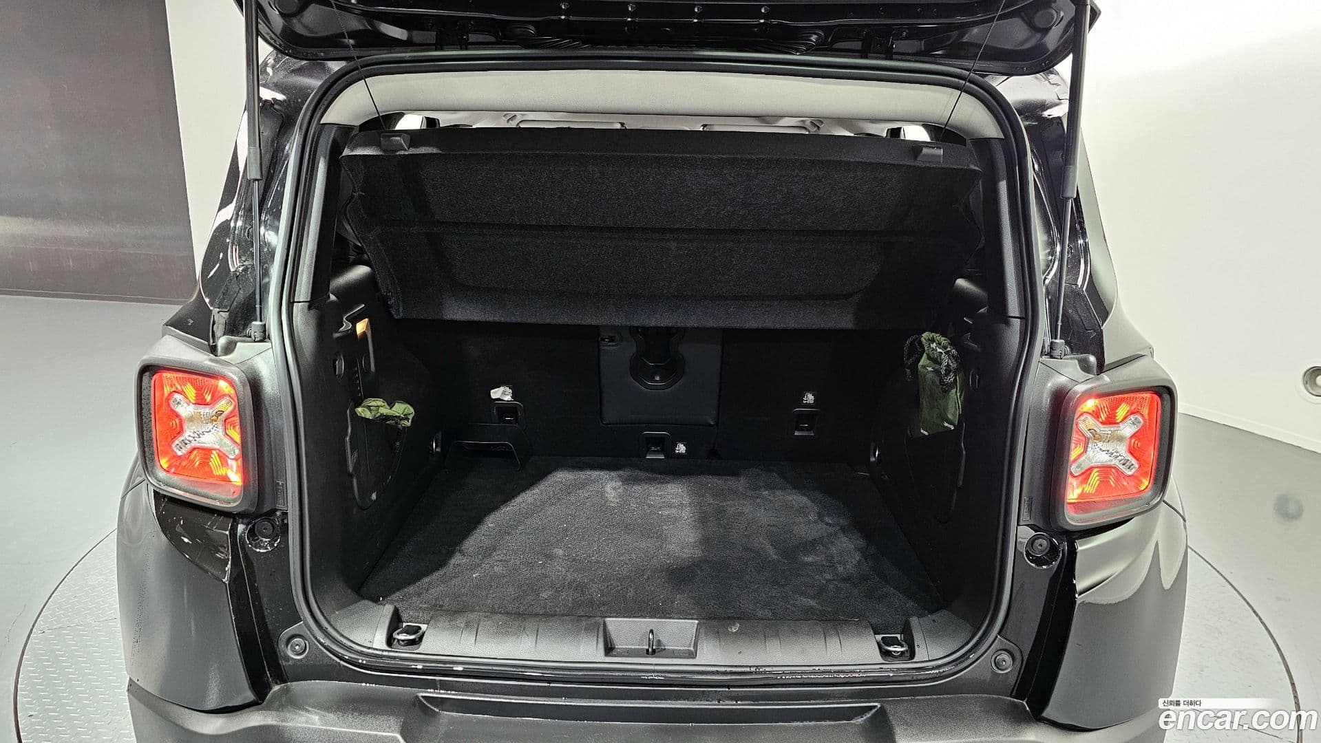 Main__Slider__Photo:Renegade Jeep 2022.9-12